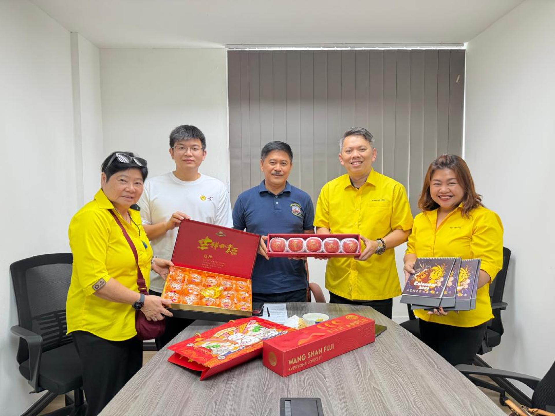 砂人联兰卑尔支部展开新春拜早年活动，赠送年柑给砂拉越企业家发展部副部长兼兰比尔区州议员拿督立宾拉曼（中）合影。左起为砂人联兰卑尔支部妇女组署理主任陈德縈，青年团署理团长黎浚伟；右起为妇女组副主任李佩佩，支部署理主席甲必丹杨伟明。