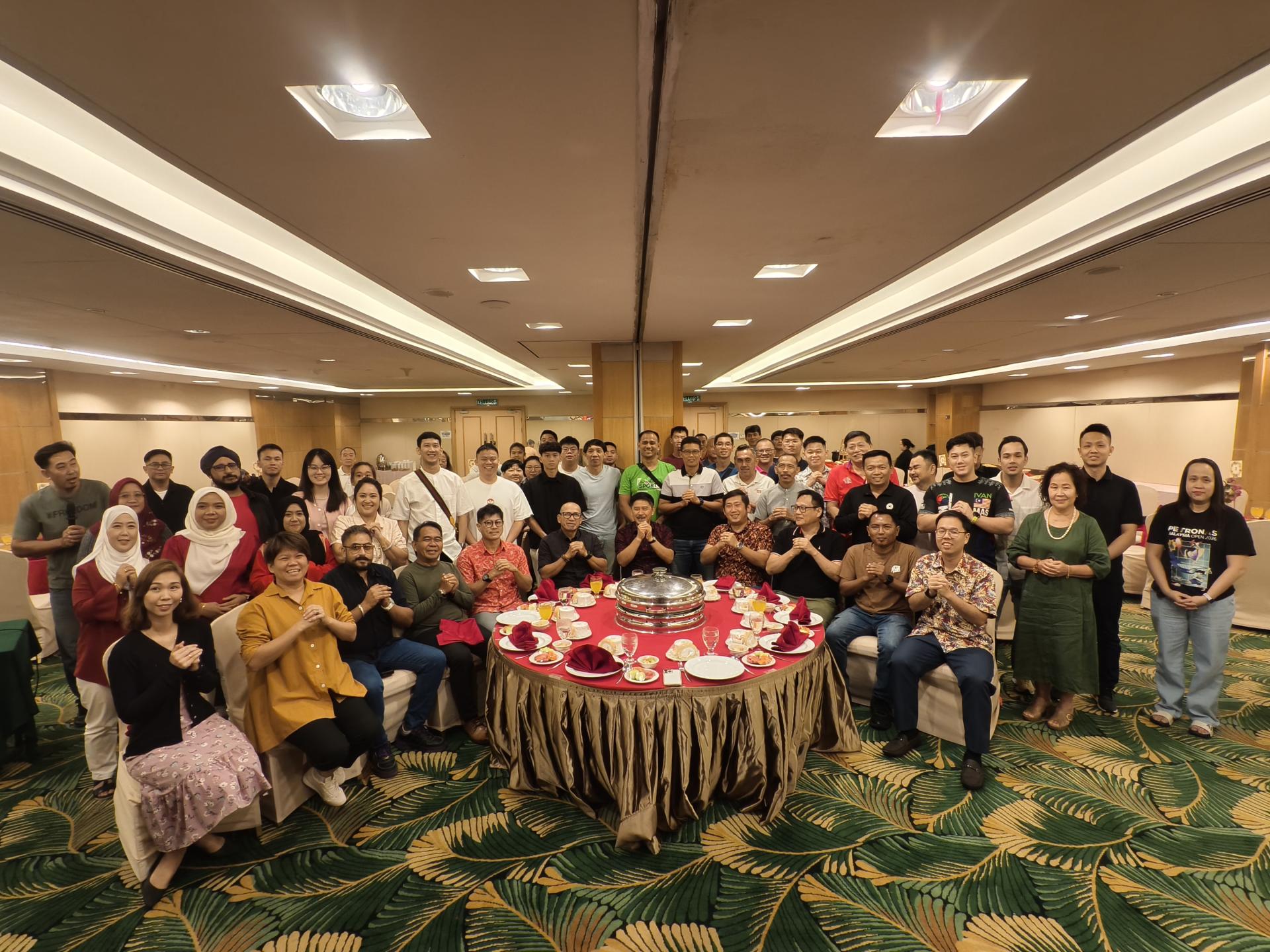 美里羽球总会新春联欢会暨感谢晚宴，拿督立宾拉曼（前排右5）与各属会代表、教练及理事成员合影。