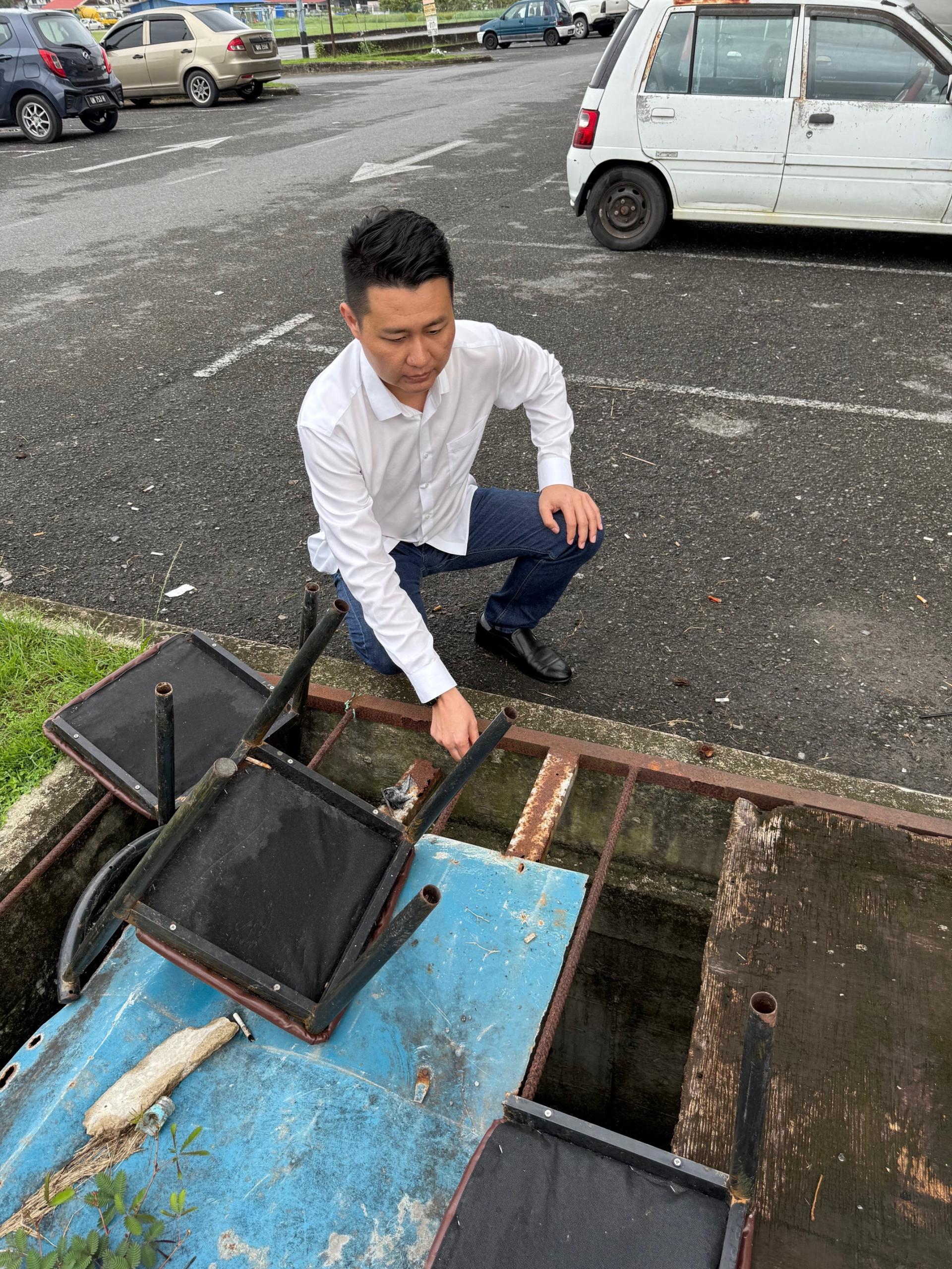 砂行动党秘书林思健巡视时发现商家在损坏的沟渠铁盖上放置椅子，以提高警惕。