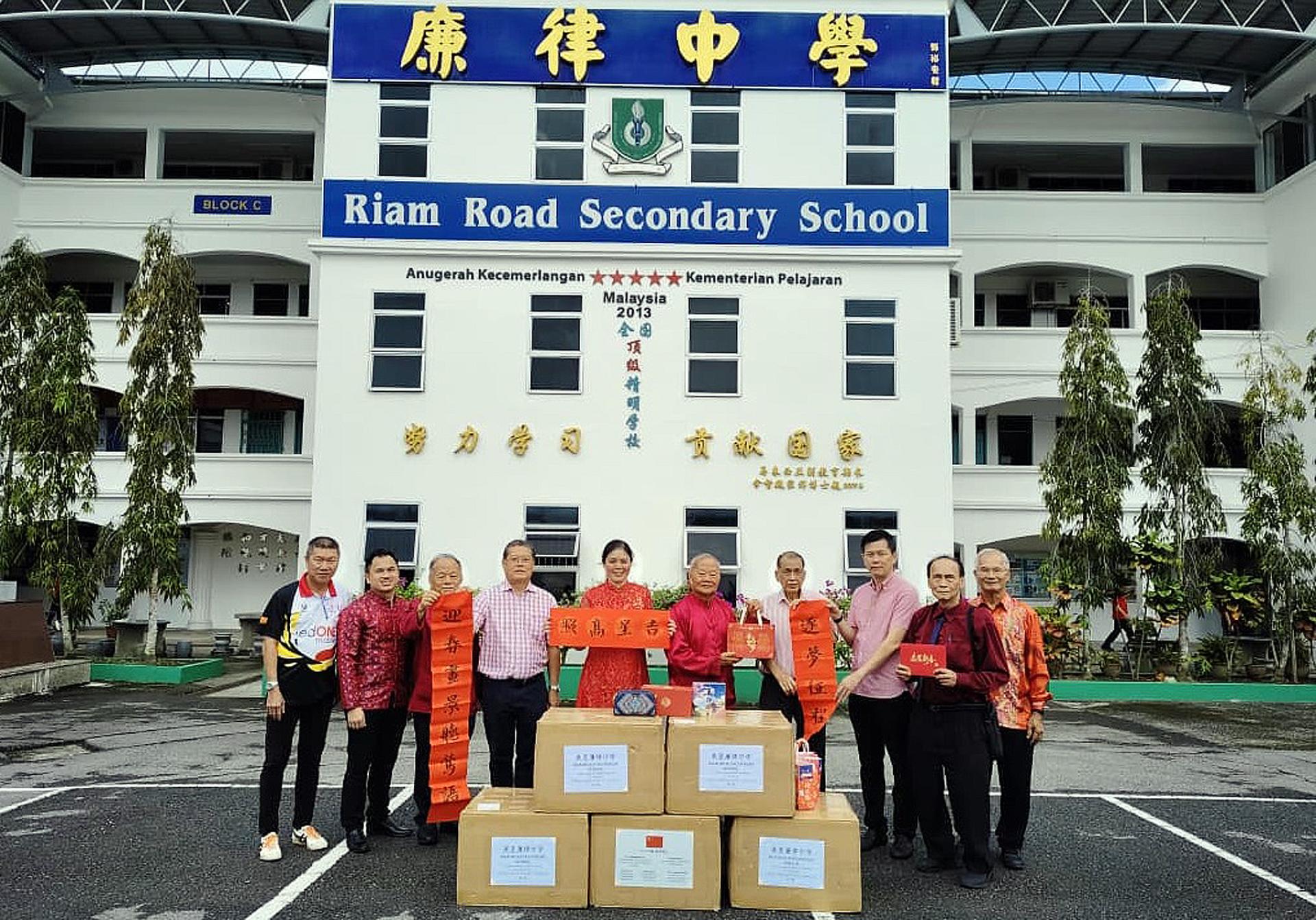 廉律中学在董事长拿督斯里刘久健（左6）、副董事长拿督斯里刘贤仕先生（右4）、副首席执行长刘世聪先生（右2）及校长江佩娟（左5）的带领下，代表全体教职员接领由中国驻古晋总领事馆赠送的新春礼品。左2起分别为联课副校长康亚雄、刘汉平董事、林启仁董事、美里华总会长许信隆（右3）、副校长陈开慈（右1）。