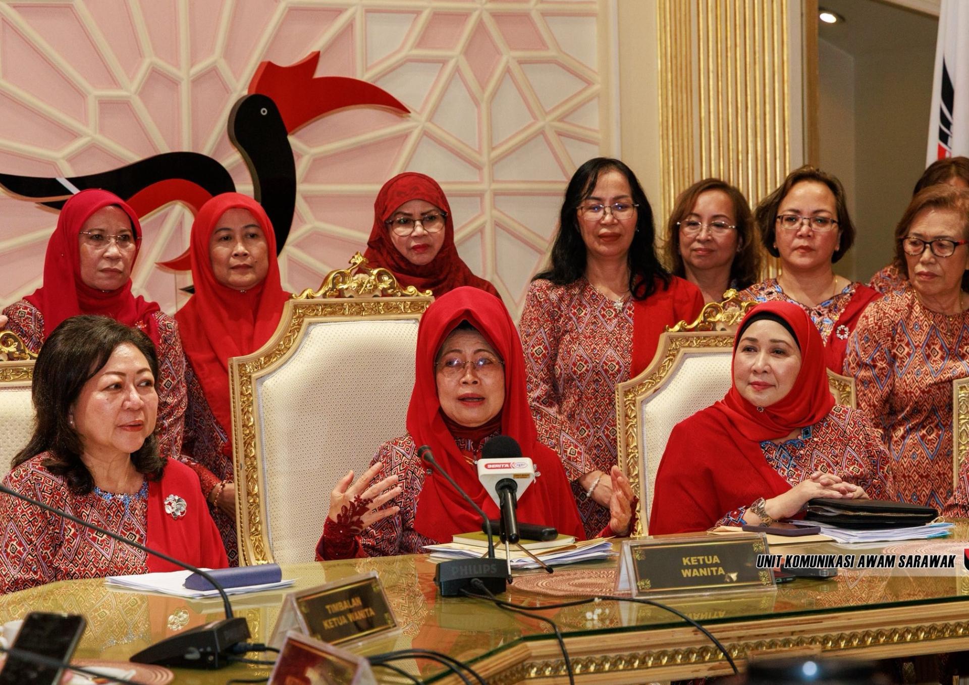 拿督斯里陈赛明（中）在新闻发布会上发言时影。其右为拿督莎丽花哈西达。