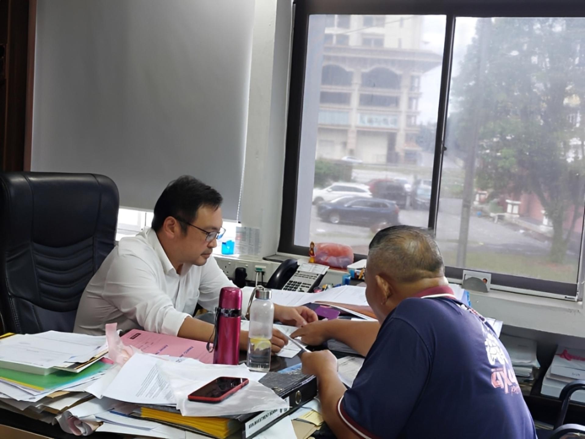 张健仁听取事主讲述事情的缘由。