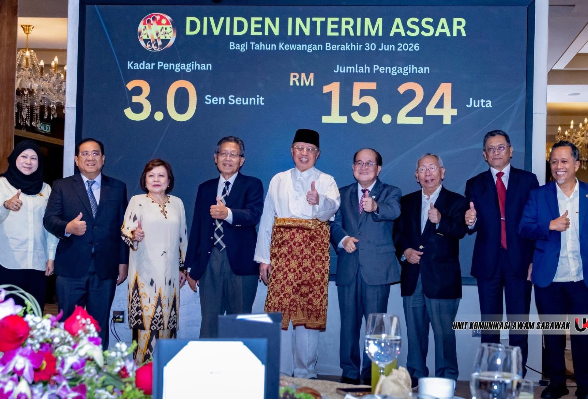 砂总理阿邦佐哈里（中）与出席者竖起拇指赞好。