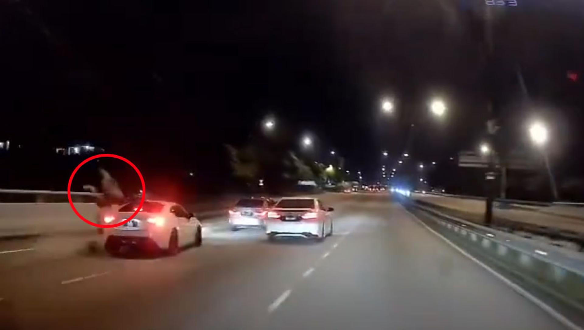 摩托骑士被白色轿车撞飞。