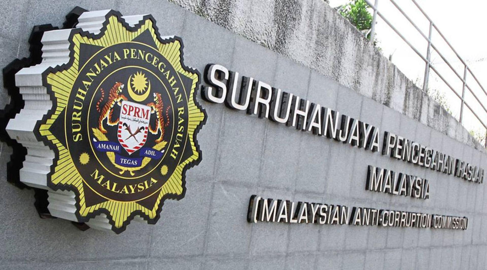 两名移民局官员因两度缺席法庭程序，柔佛州反贪会已获得法庭发出的逮捕令。