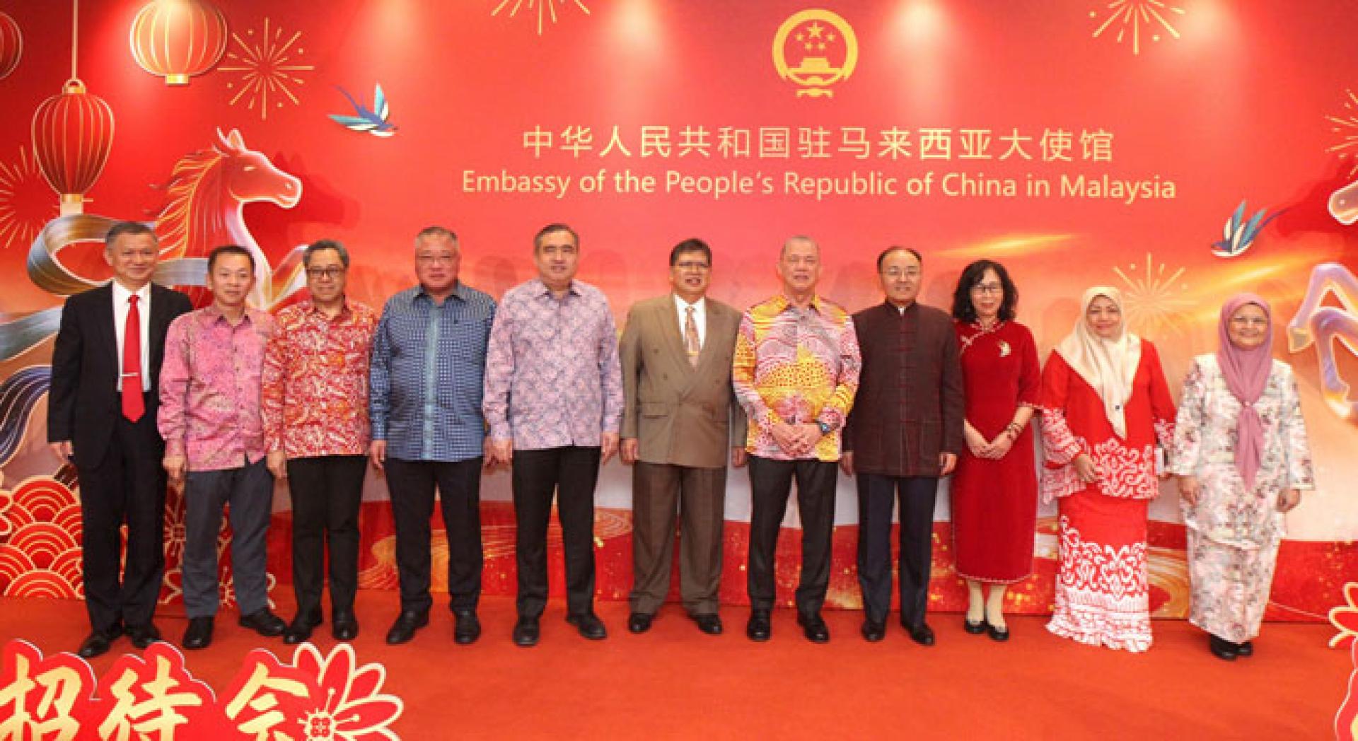 欧阳玉靖（左8起）偕同夫人接待我国官方代表。左起为郑学方、陈泓缣、阿末罗兹安、张庆信、陆兆福、佐哈里、法迪拉；右起为诺莱妮及茹芝雅。