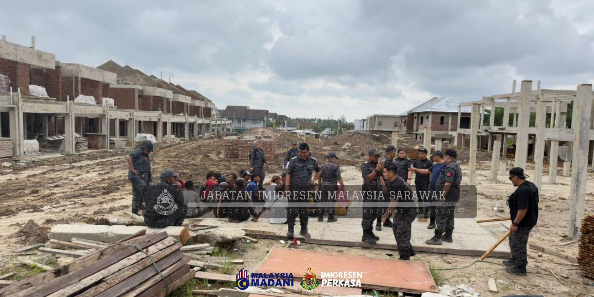 移民局执法组人员在其中建筑工地展开突击检查。