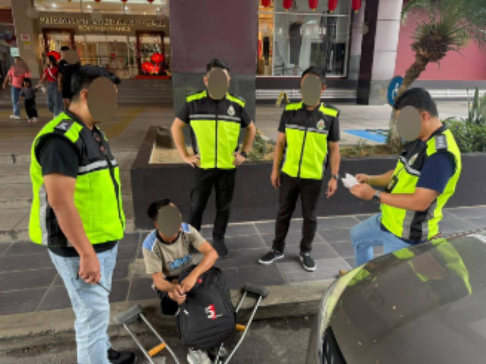 美里移民局5日在市区展开执法行动，成功拘留一名涉嫌非法募捐的外籍人士。