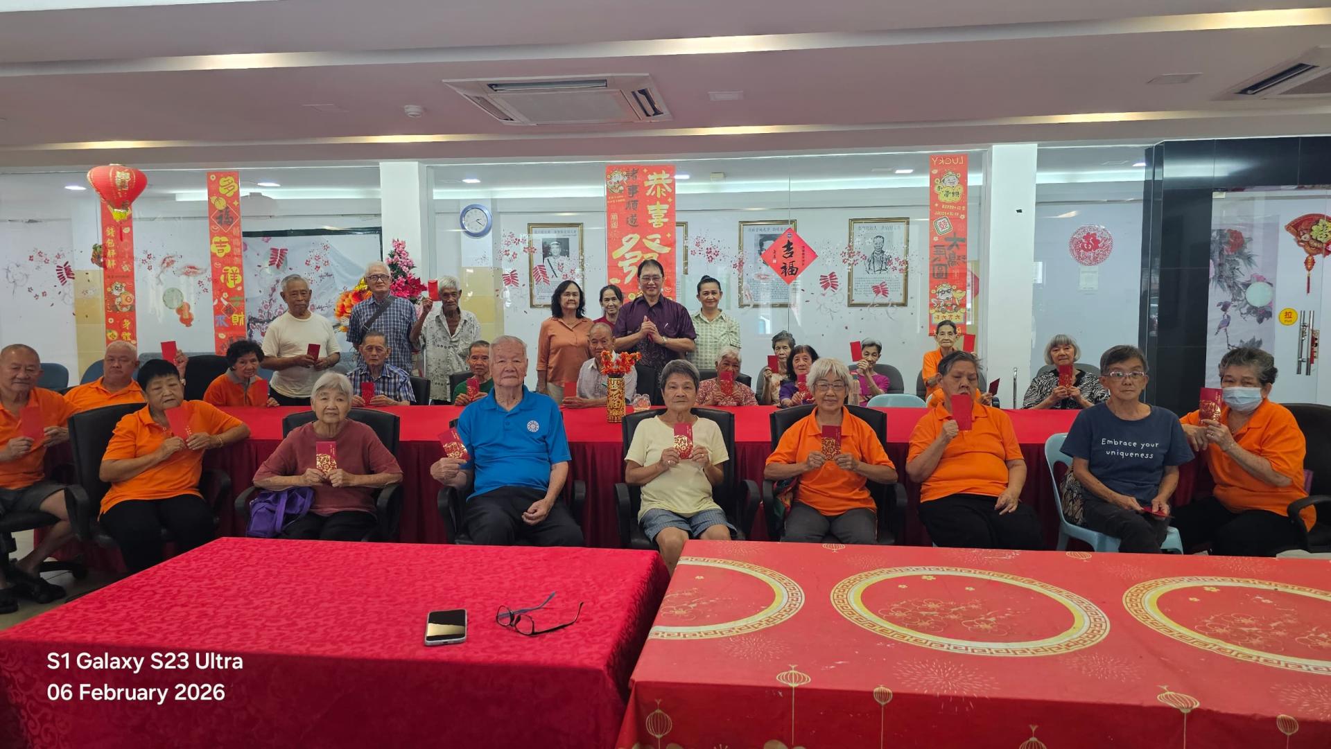 黄锦河（后站立者右2)与云南善堂的老人一起合影。