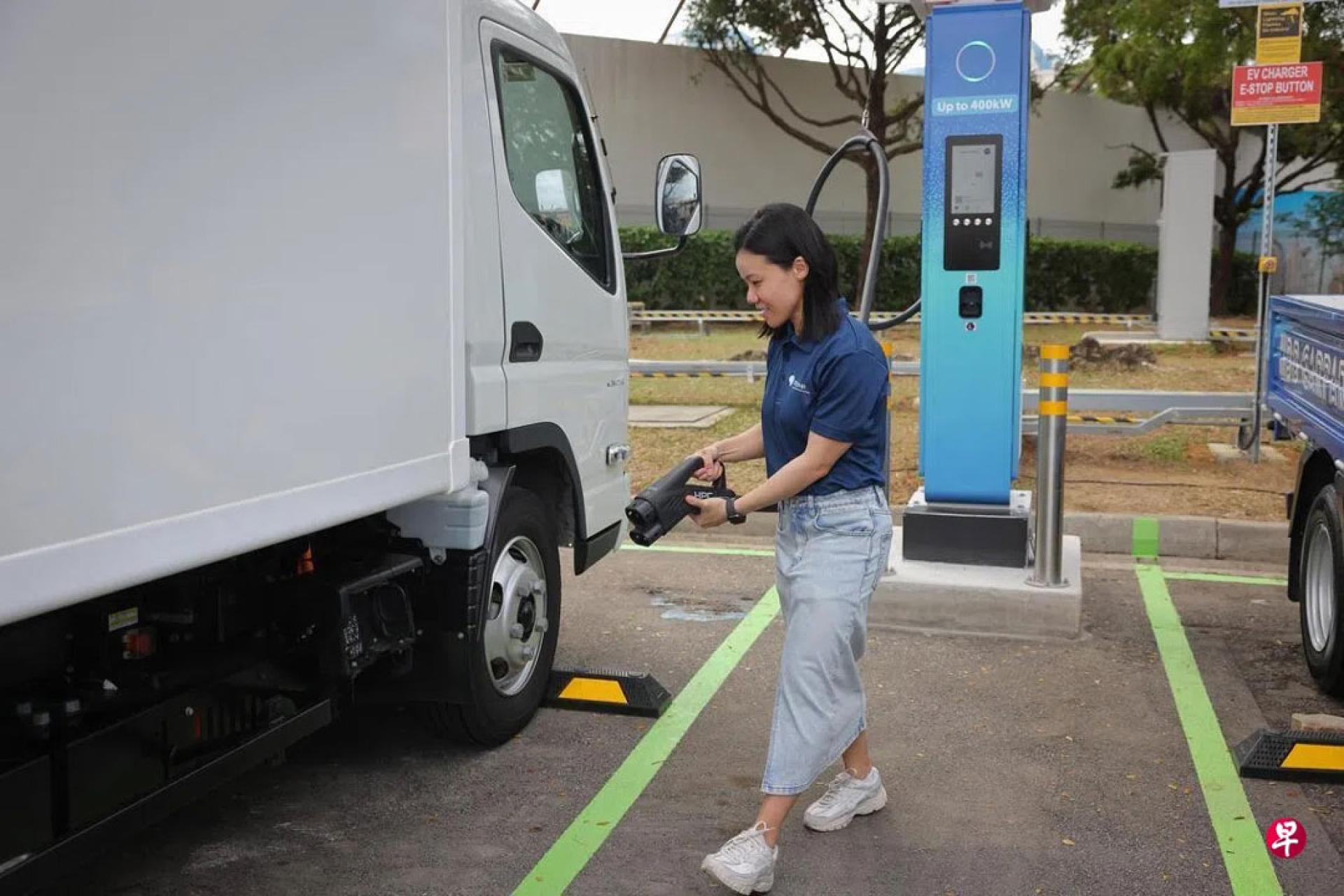 新能源绿色出行与华为携手合作，在淡马锡理工学院设立本地首个配有电池储能系统的电动车超高速充电站。四个超高速充电接口可供重型电动货车、电动巴士、家用电动车同时充电。（图：海峡时报）