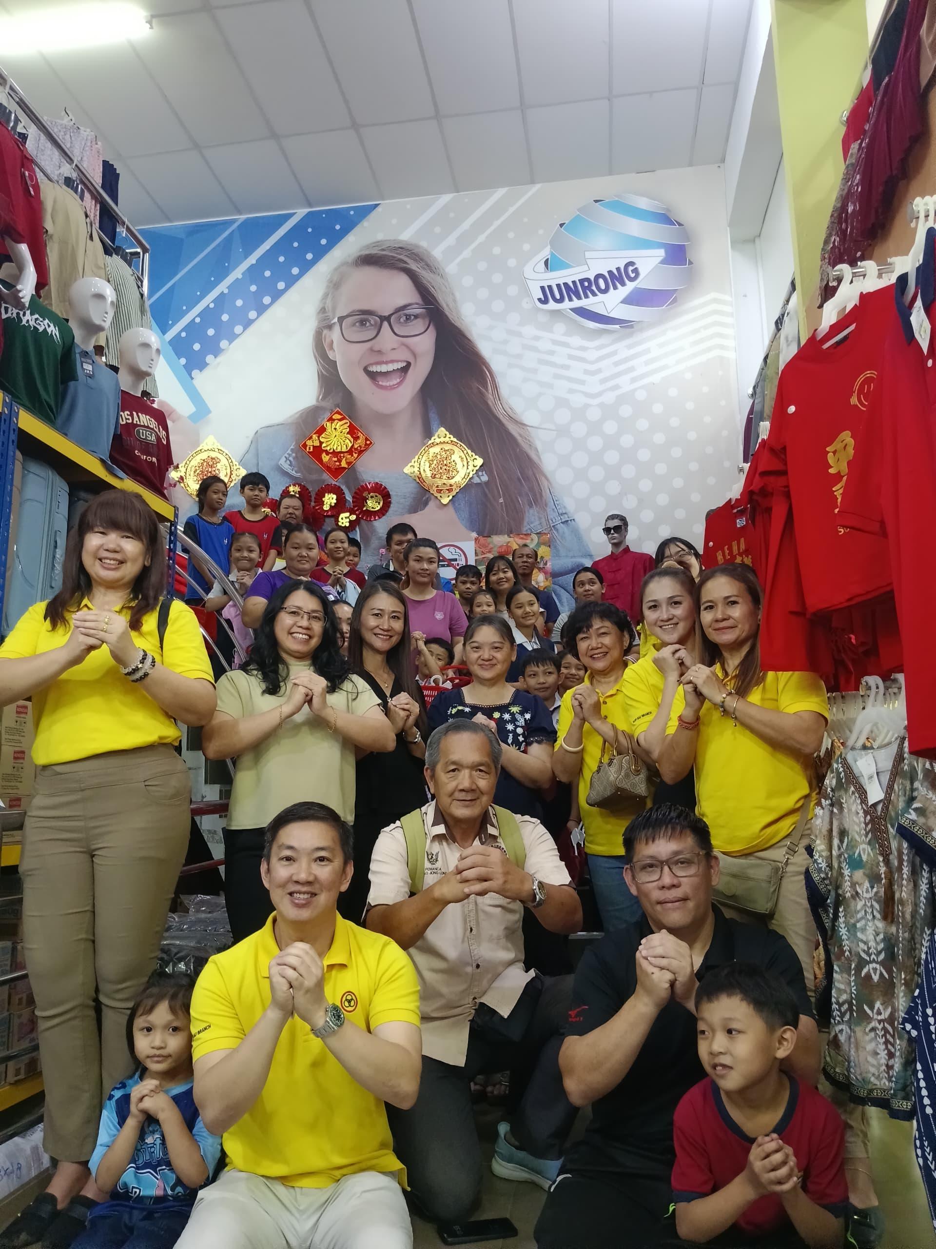 人联党石隆门支部主席张毓伦（左3）带领本曼查黄扬浪（左4）、县议员及支部团队成员，与受惠学子、家长、校长及教师合影留念，并向读者们拜个早年。