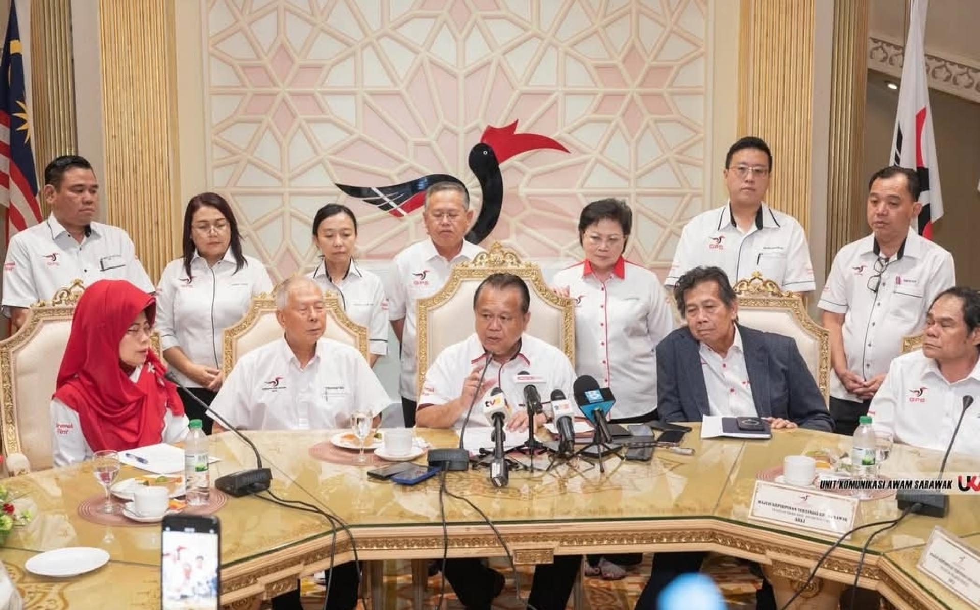 砂盟秘书长拿督斯里亚历山大林奇（中）发言。