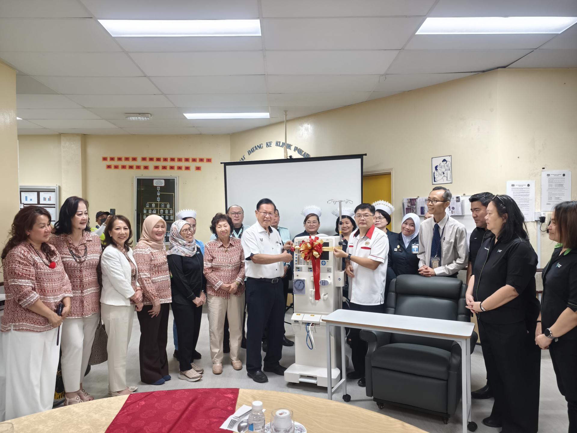 砂拉越能源公司与砂拉越部长及副部长夫人协会移交洗肾机予美里医院，由砂拉越交通部长兼史纳汀区州议员拿督斯里李景胜 （左7）主持剪彩仪式，美里医院院长黄修儒医生（右6）见证。