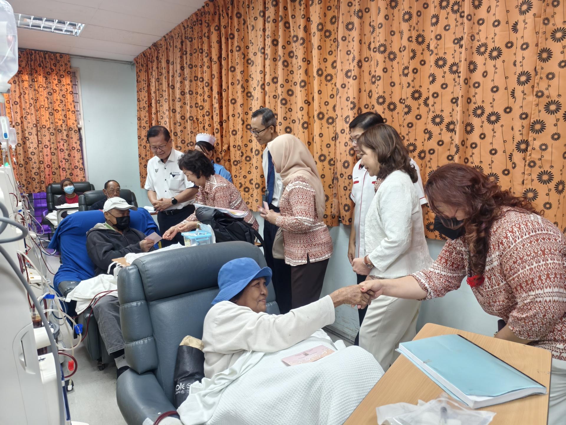 砂拉越部长及副部长夫人协会出席美里医院洗肾机捐赠仪式，并在巡视时向洗肾患者派发佳节红包。左起为砂交通部长拿督斯里李景胜及夫人拿汀斯里江淑玲。