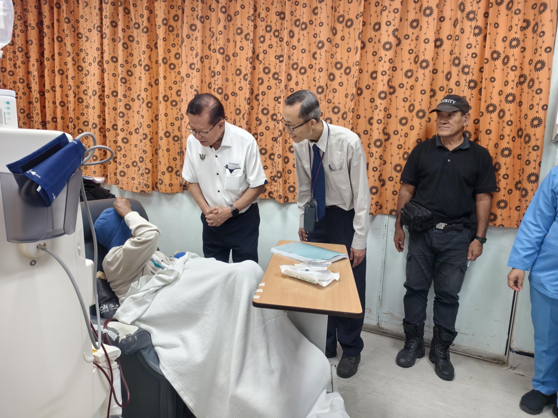 砂交通部长拿督斯里李景胜（左）在美里医院肾脏科专科医生许景熙医生（左2）陪同下，与洗肾病患交流。