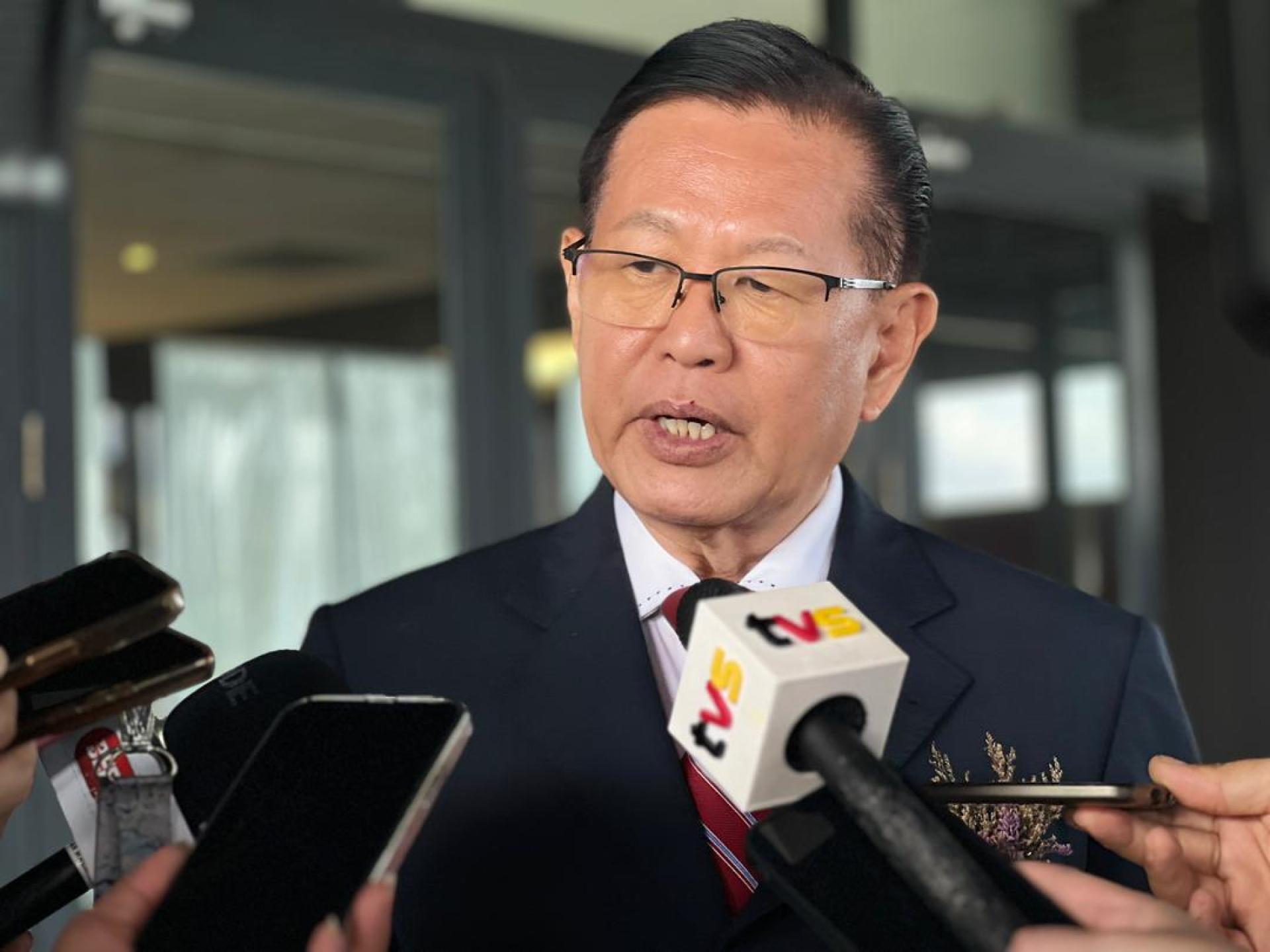 拿督斯里李景胜接受媒体询问时。