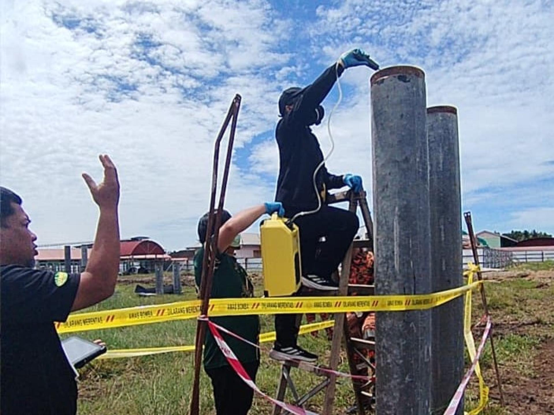 马来西亚化学局民都鲁分局人员抵达工地疑似气体泄漏区域展开检测工作。