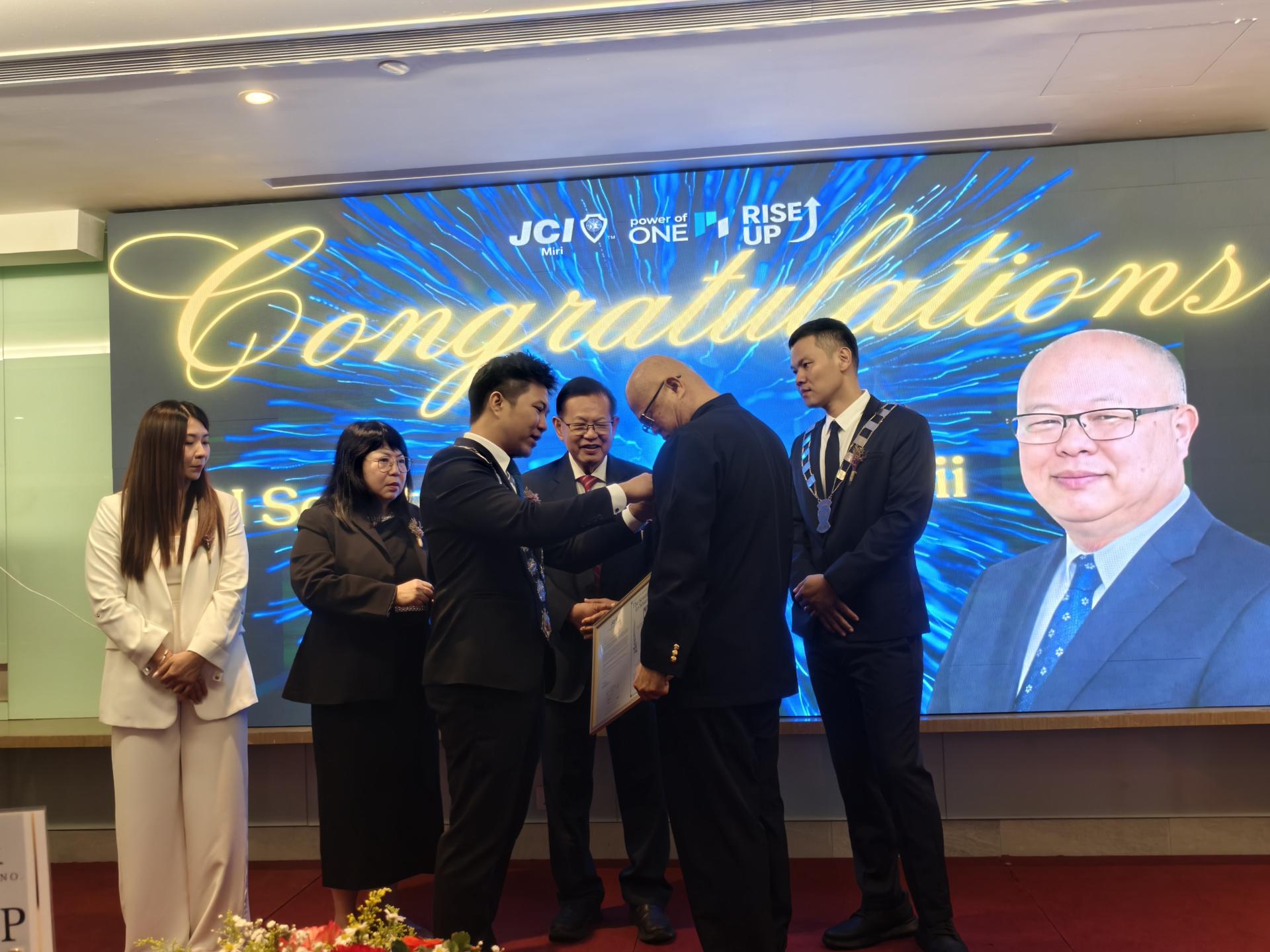 马来西亚国际青年商会总会长黄友圣主持委任青商参议员仪式。