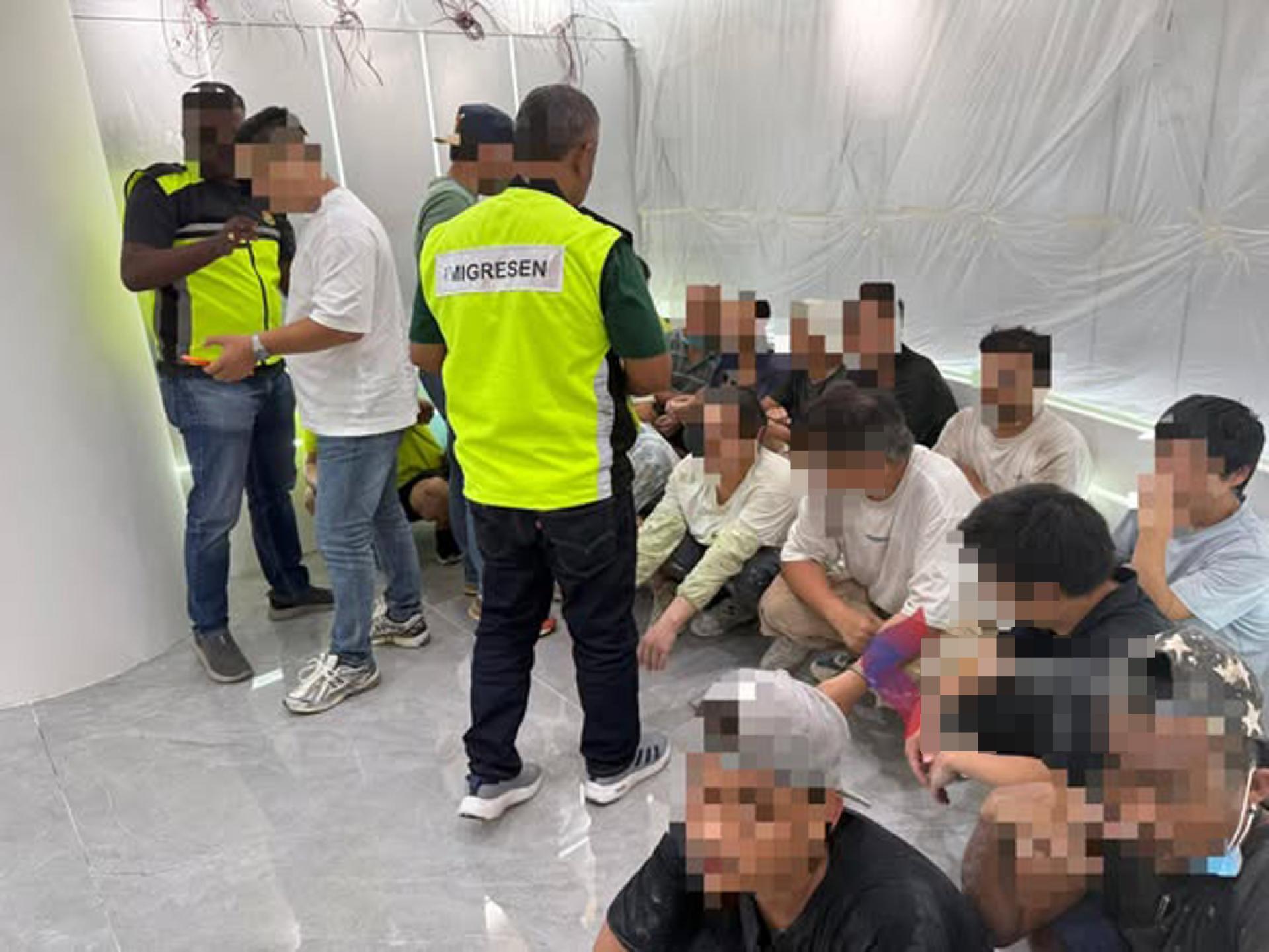 柔佛移民局在新山茂奥斯汀区，逮捕20名非法移民，当中涉及14名中国籍男子、2名中国籍女子及4名缅甸男子。（图取自柔佛移民局脸书）