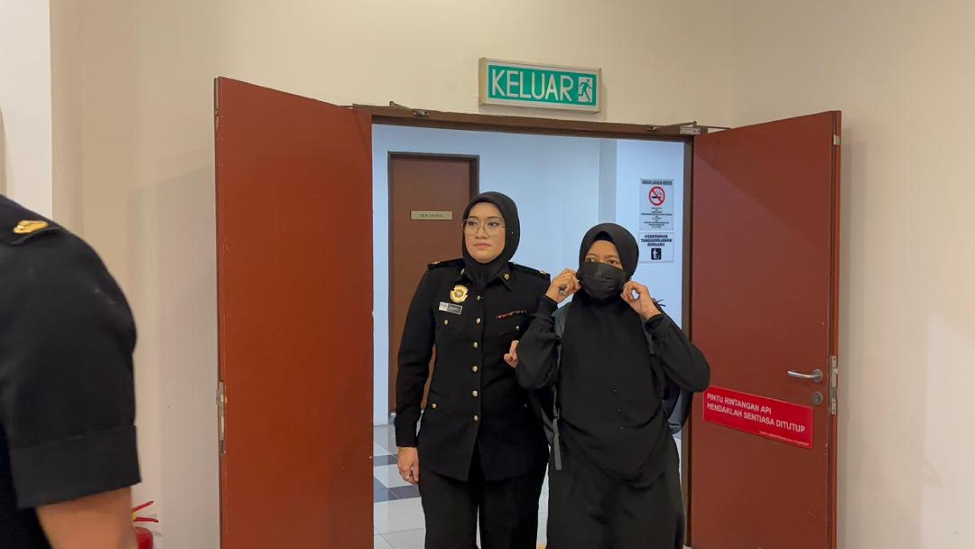 诺艾妮（右）是被带上莎阿南地庭面控，但她否认有罪。