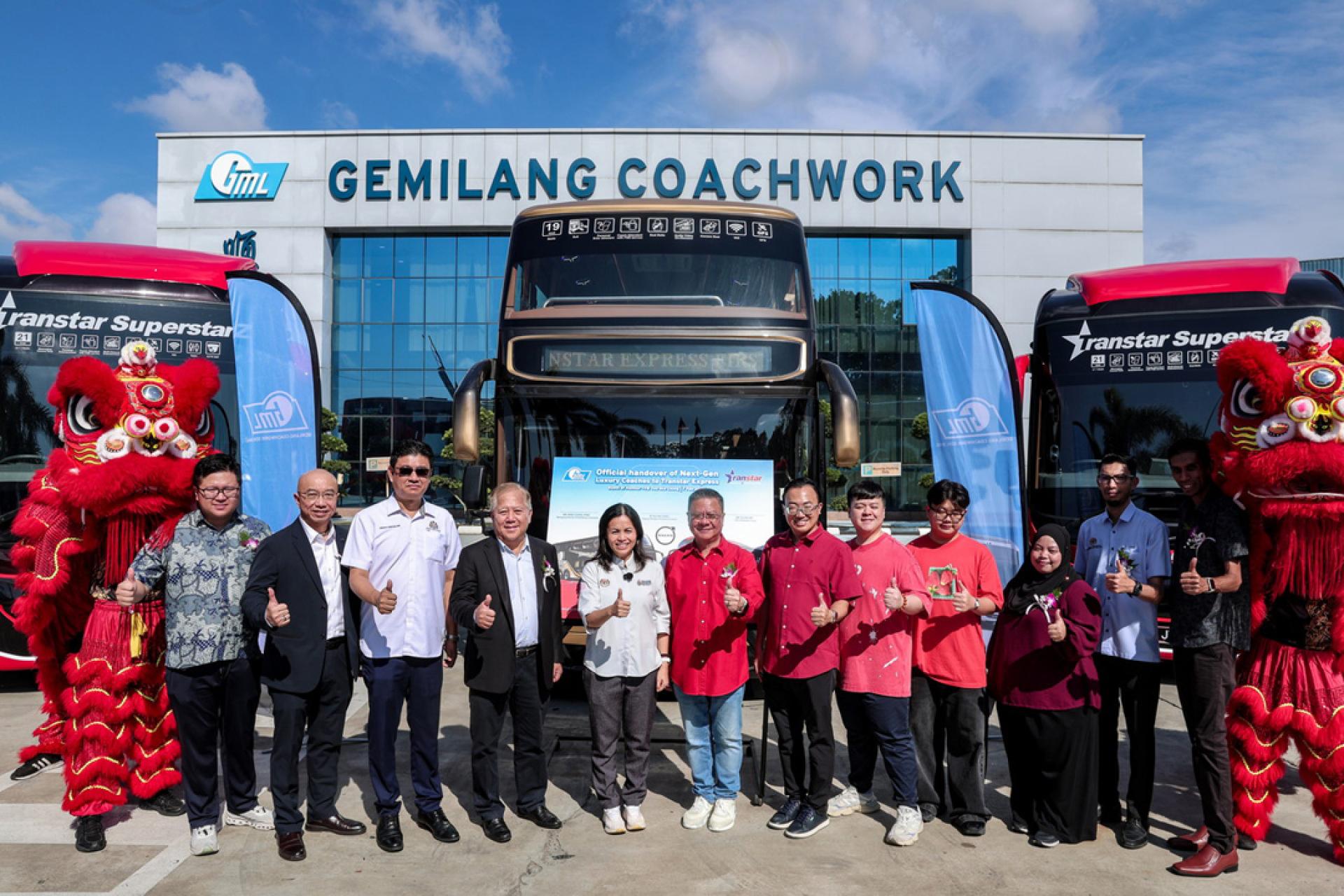 张念群（左5）出席Next Gen Luxury Coaches豪华巴士移交仪式时，与众嘉宾合影。