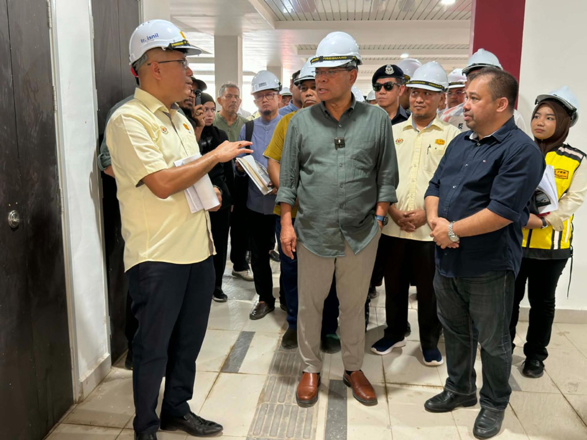 赛夫丁（左2）聆听官员汇报关于吉打区域发展机构旗下的商业中心项目进展。