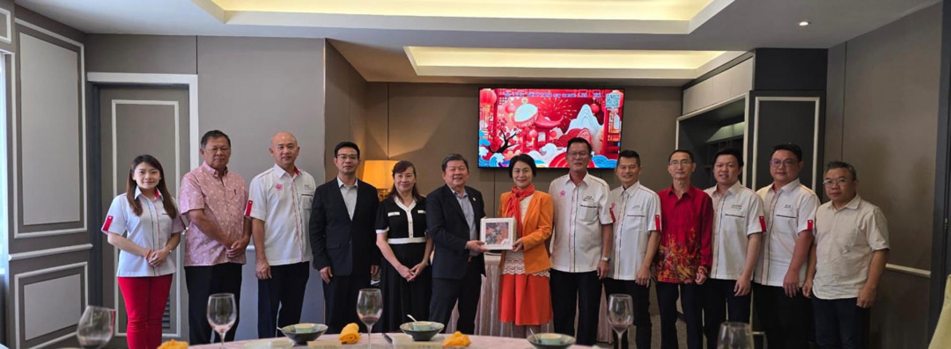 马翠宏（右7）从林家全（左6）手中接过纪念品。左起为黄欣平、林广有、杨安泰、王家荣与锺雪芳；右起为梁志华、黄志彬、黄康贤、王军、甘信荣与黄俊棠。