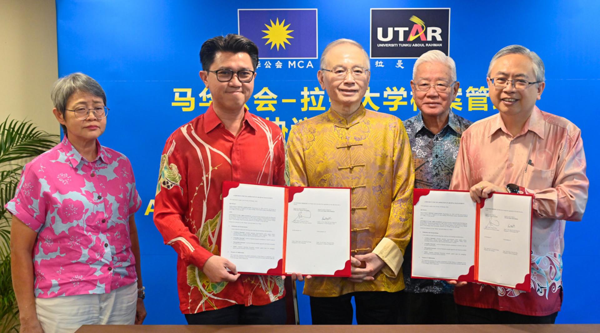 魏家祥（中）见证马华与拉曼大学档案管理协议签署仪式；左起为计划倡导人拿汀巴杜卡周美芬丶马华总秘书拿督张盛闻、拉曼大学名誉署理校长丹斯里黄思华以及拉曼大学校长拿督尤芳达。