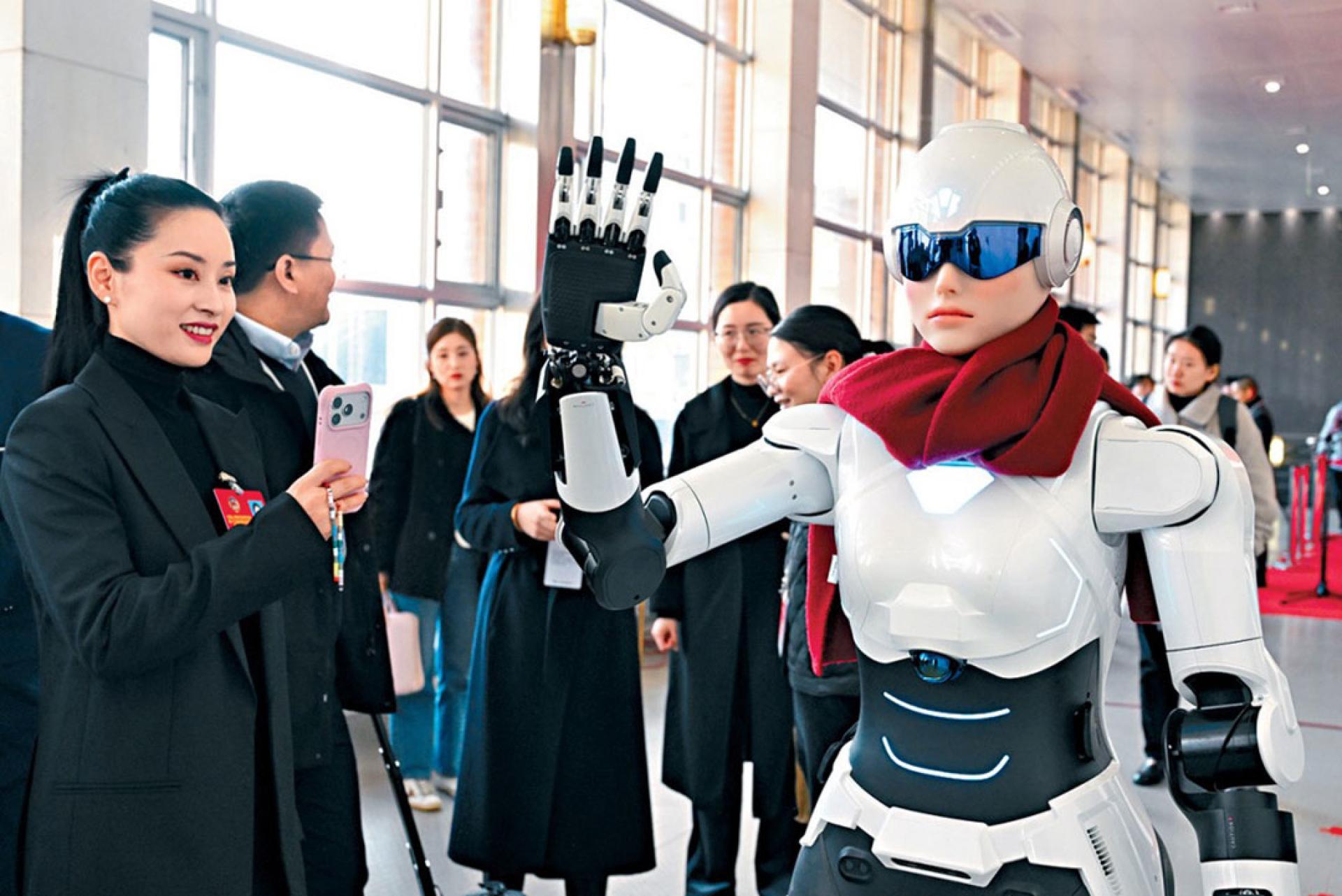 机械人记者“小安”参加安徽省两会报道。（图：中新社）