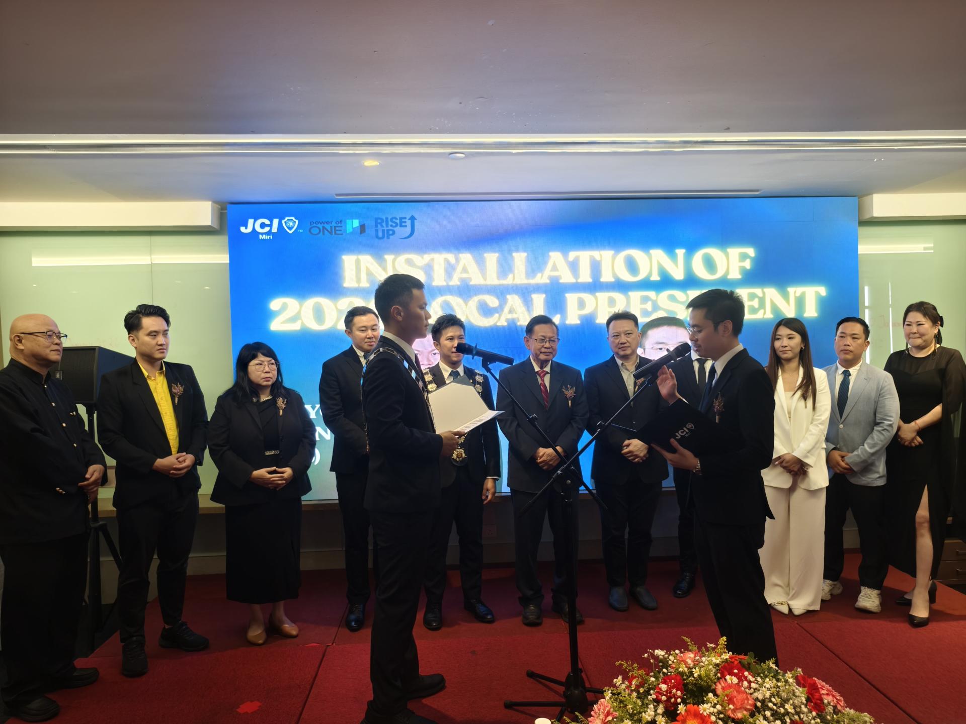 美里国际青年商会第64届就职典礼，卸任杨俊能（左）与新届会长黄亿明在嘉宾们见证下，进行交接宣誓。中为主宾拿督斯里李景胜。