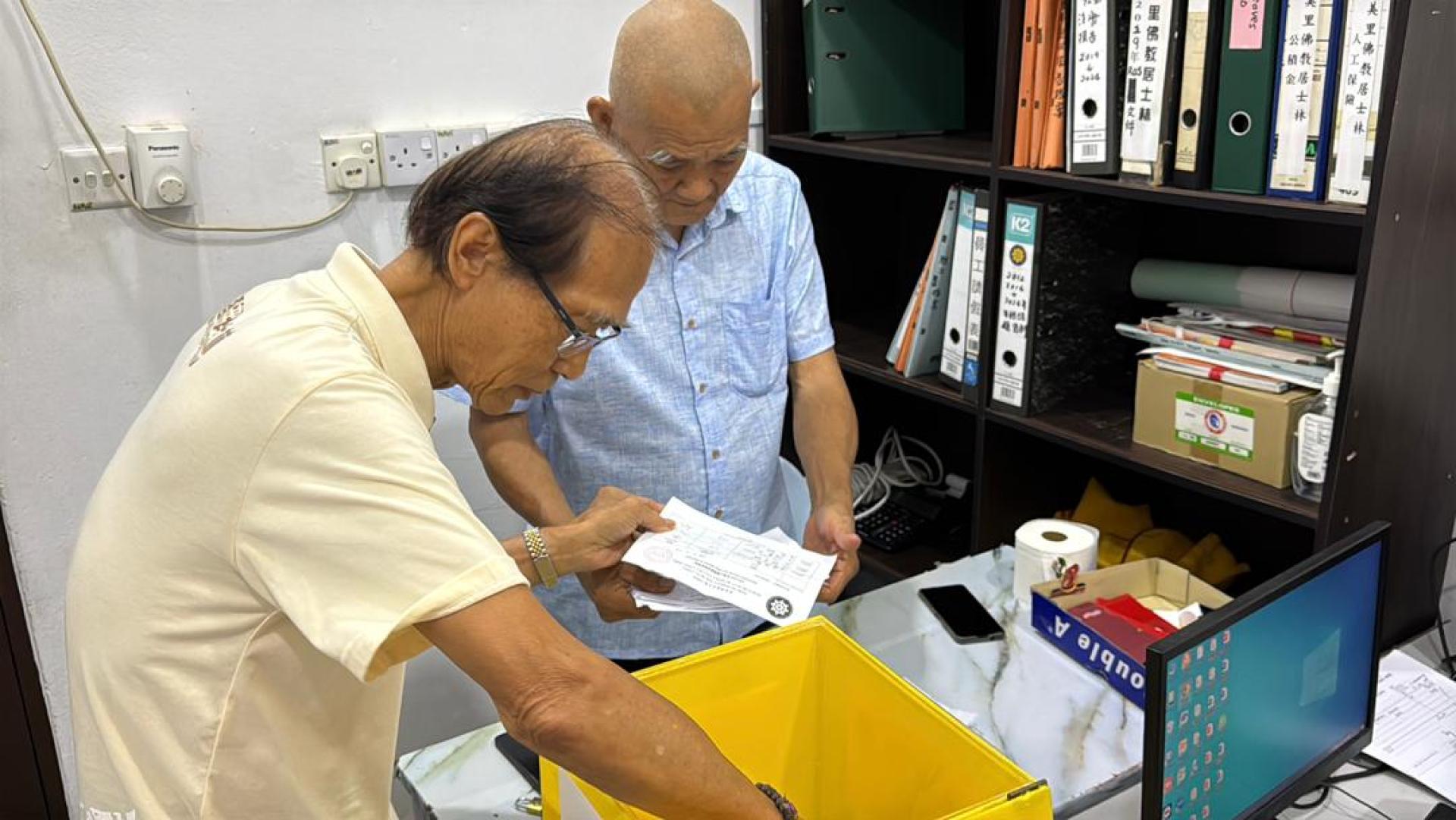 选举小组组长黄新仁，会务顾问杨惠生监督过程。