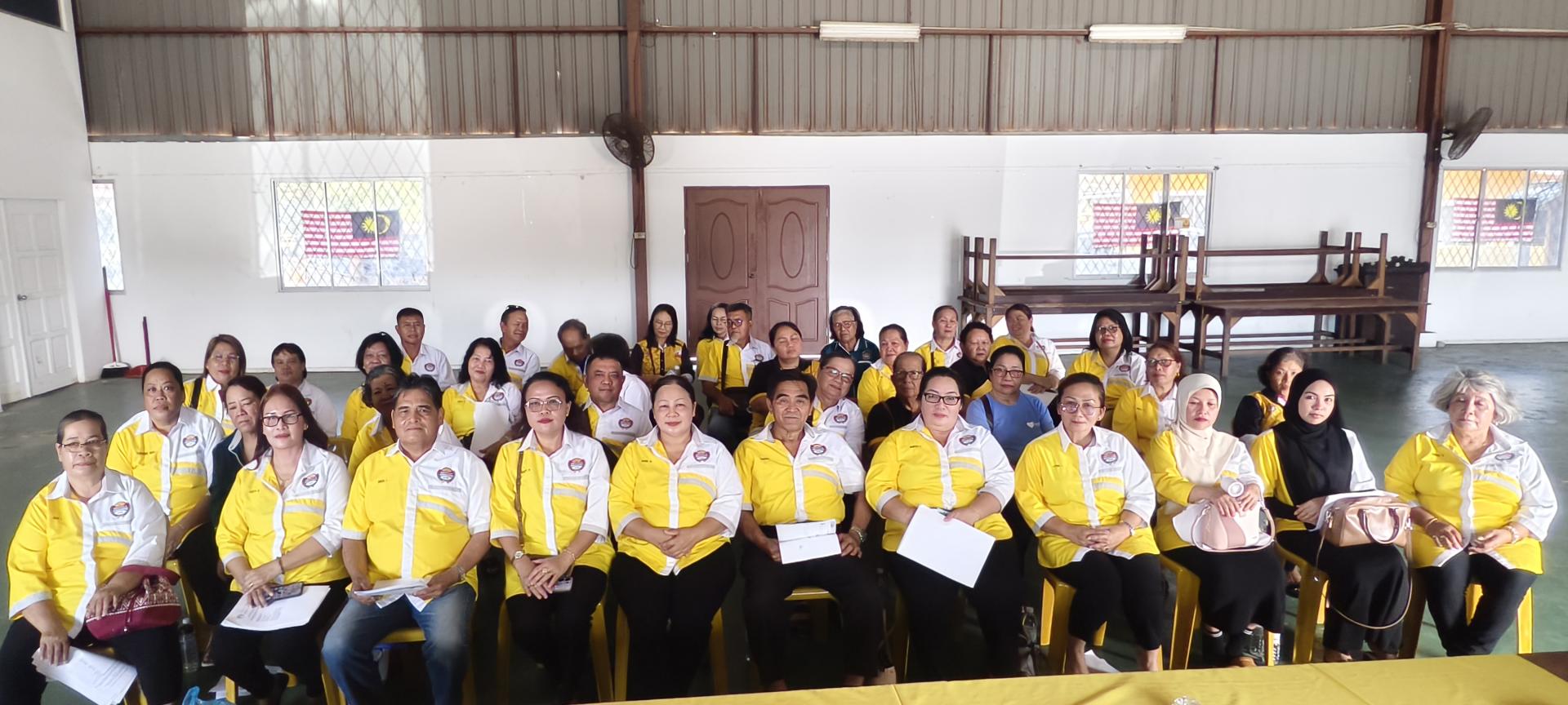 美里市校车公会召开新闻发布会后与出席会员合影，前排左4为主席玛丽。