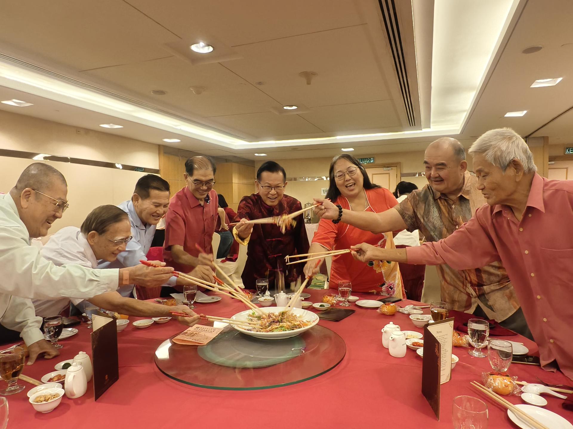 珠巴中华公学2026丙午马年新春联欢晚宴暨农历新年前夕庆祝活动，大家一同捞生。左4起为珠公董事长范发椿、主宾砂拉越交通部长拿督斯里李景胜、校长郑鉥沄及校董们。