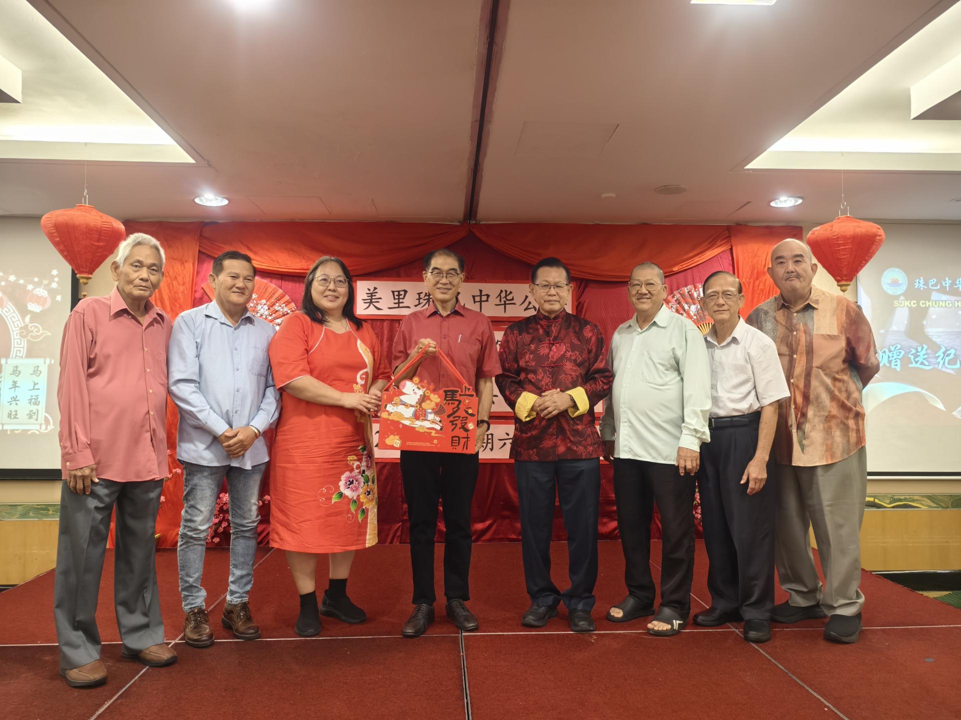 珠巴中华公学校长郑鉥沄（左3）赠送纪念品予特别嘉宾兼董事秘书俞小珊市长，由董事长范发椿代为领取。右4为主宾拿督斯里李景胜及董事成员见证。