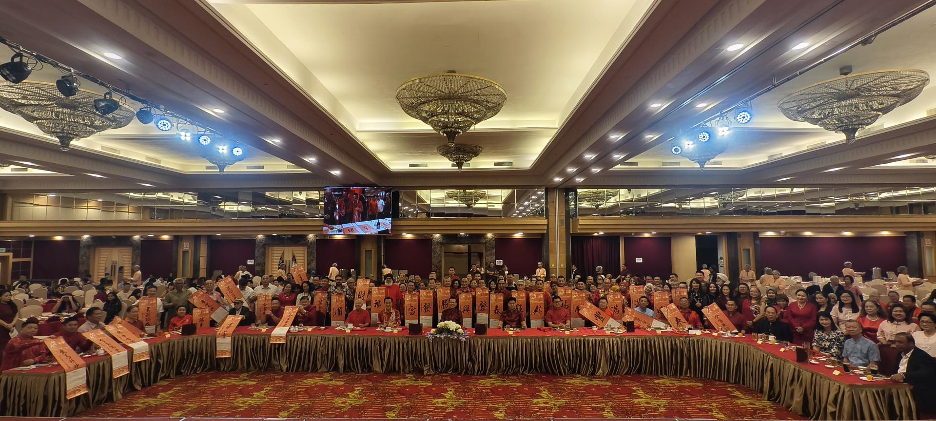 砂拉越华人公会“2026丙午年福马迎春联欢晚会”大合照。