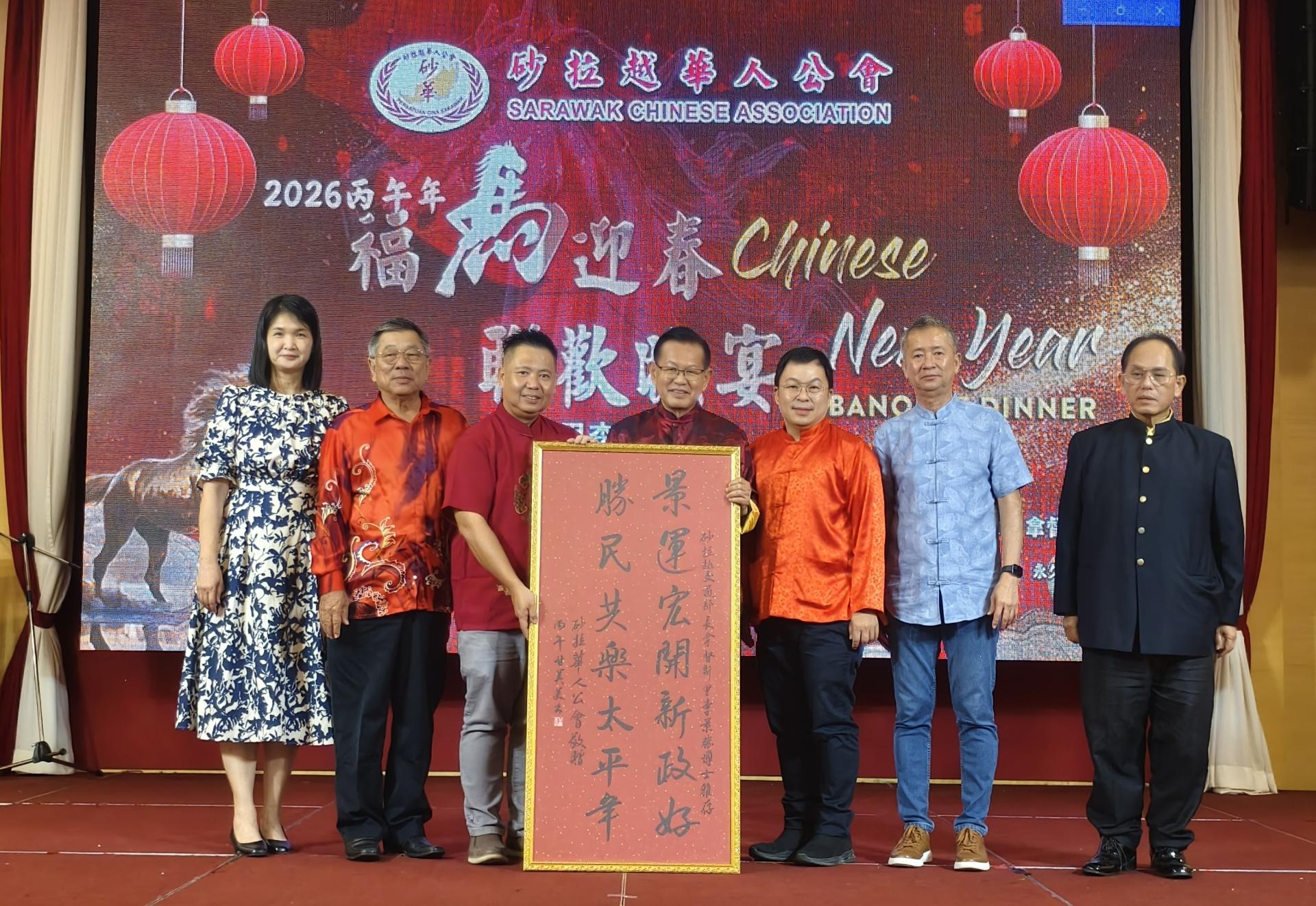 筹备会主席黄鹏祥（左3）赠送纪念品予主宾砂交通部长拿督斯里 李景胜。左起为陈龄、会务顾问陈邦顺；右起为许育昌、萧特辉及大会会长李天送。