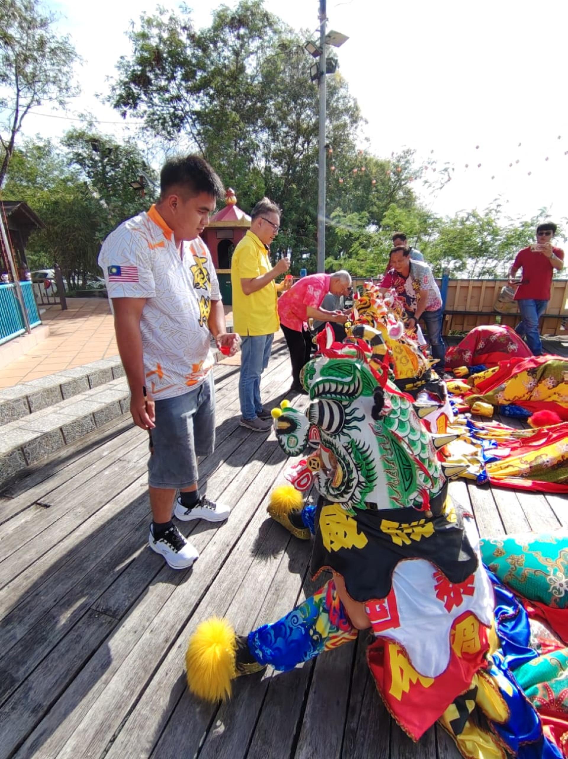 众嘉宾为新麒麟进行点睛仪式。