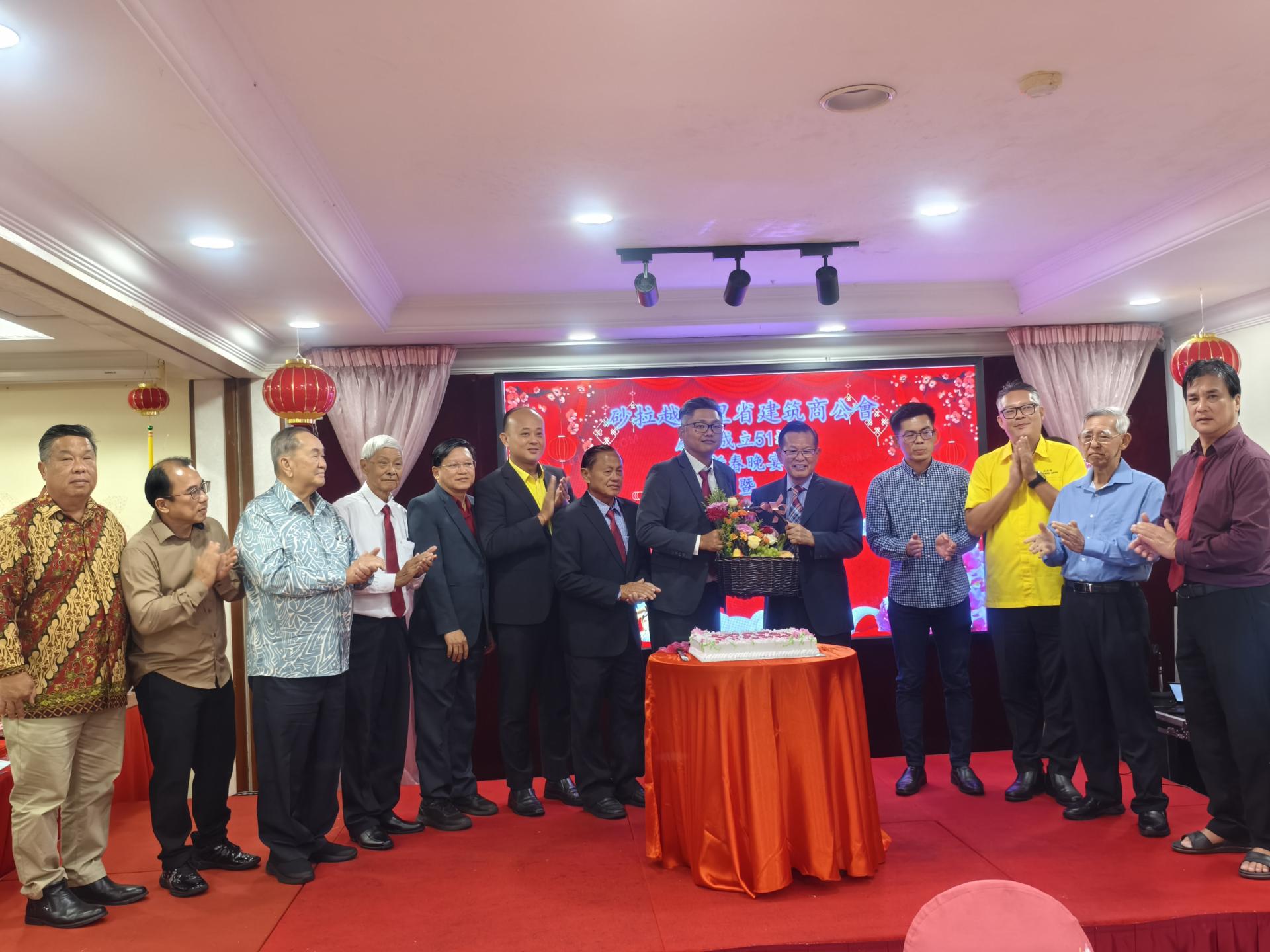 筹备会主席李韦延赠送纪念品给主宾砂拉越交通部长拿督斯里李景胜（右5）。