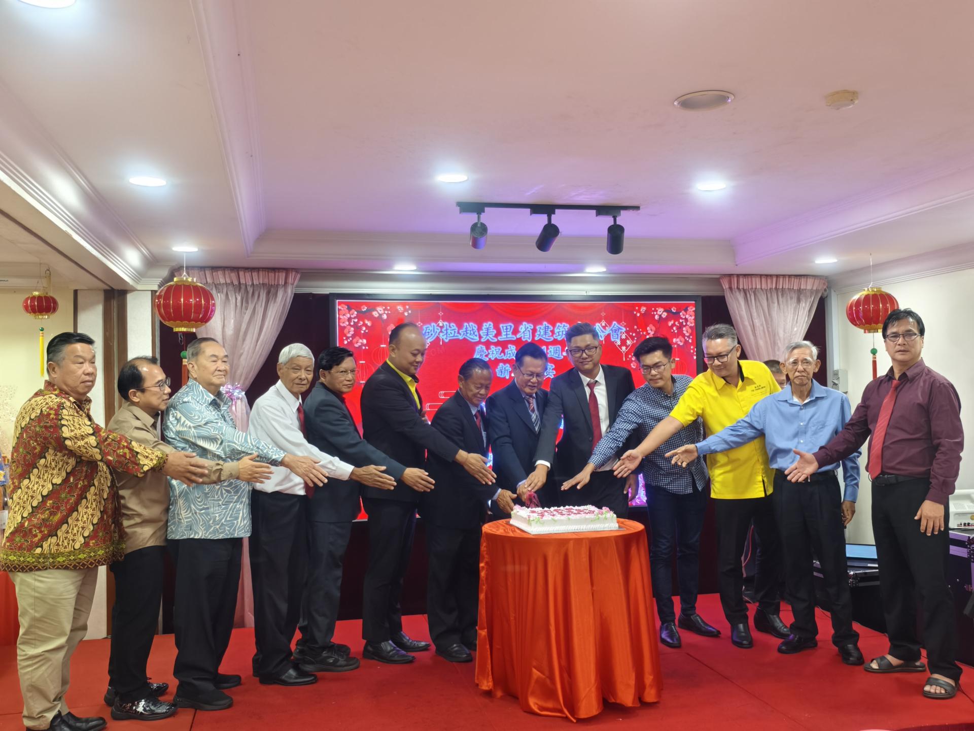 砂拉越美里省建筑商公会庆祝成立51周年切蛋糕仪式。左5起为砂罗越建筑商总会会长夏忠荣、砂拉越旅游副部长拿督陈超耀的代表陈立仁市议员、美里省建筑商公会主席甲必丹严学忠、主宾砂拉越交通部长拿督斯里李景胜、筹备会主席李韦延、马来西亚旅游、艺术及文化部副部长兼美里国会议员赵俊文律师的罗立原律师、美里市长俞小珊的代表余忠明市议员等。