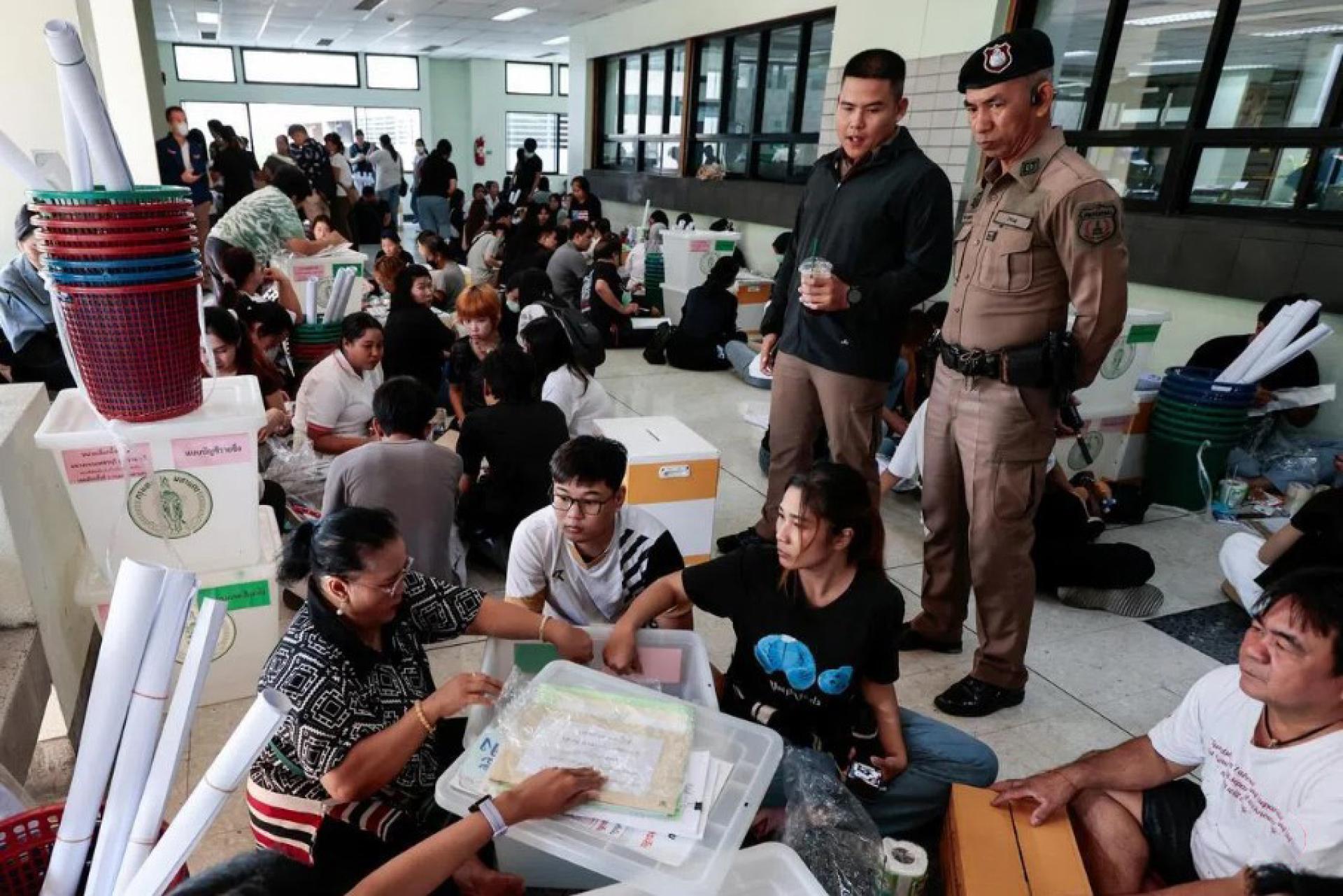 泰国选举官员星期六忙着准备选票和投票站设置工作。泰国星期天举行大选，5300万合格选民将选出新一届政府，官方计票结果最迟在4月9日前公布。