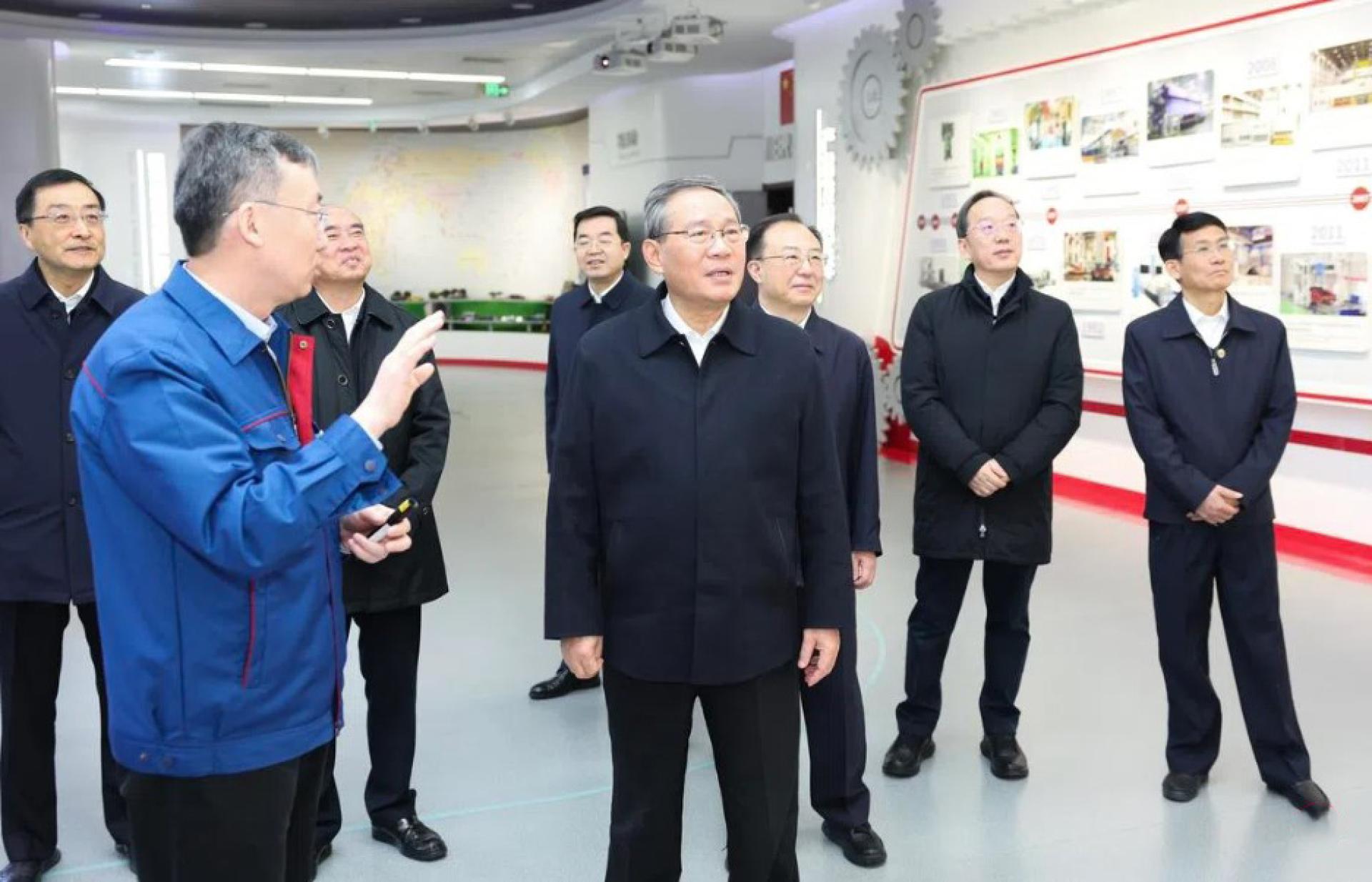 图为中国国务院总理李强（前排右）2月2日在经济大省山东调研，期间在济南二机床集团公司调研。