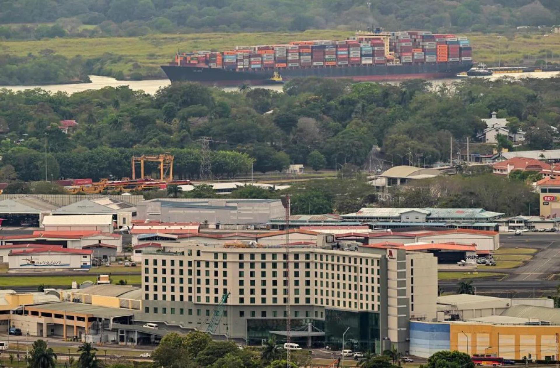 巴拿马最高法院上周裁定，香港长和旗下巴拿马港口公司在巴拿马运河两座港口相关的特许经营法律基础违宪。图为一艘集装箱船于2月5日航行经过巴拿马运河在巴拿马城的河段。