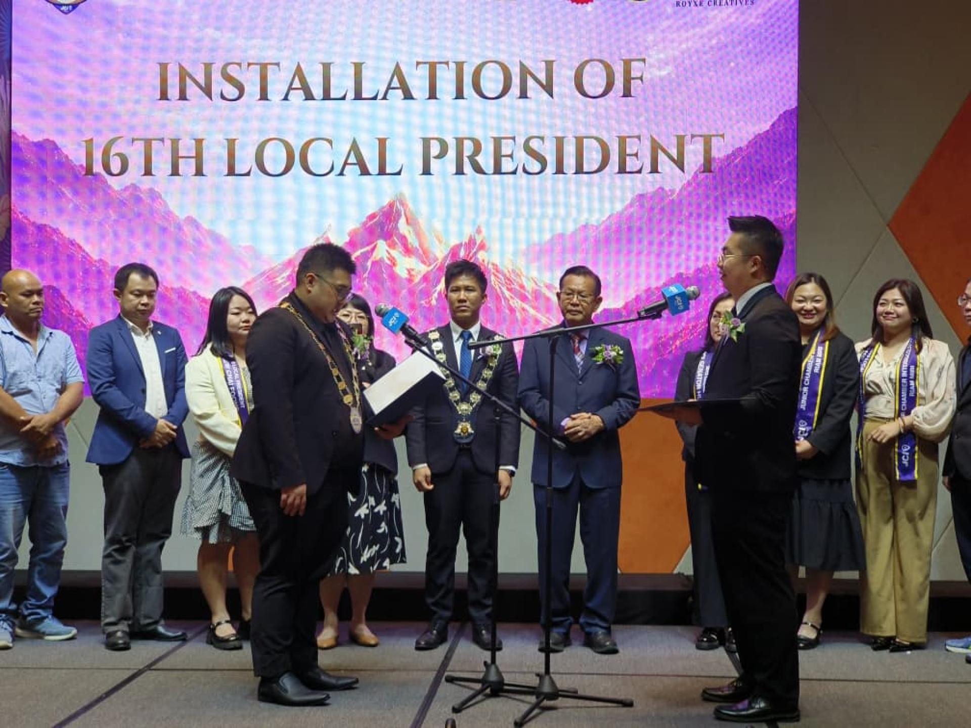 砂拉越交通部长拿督斯里李景胜（中）及马来西亚国际青年商会总会长黄友圣见证廉律国际青年商会新旧会长职务交接仪式，象征责任传承与会务延续。