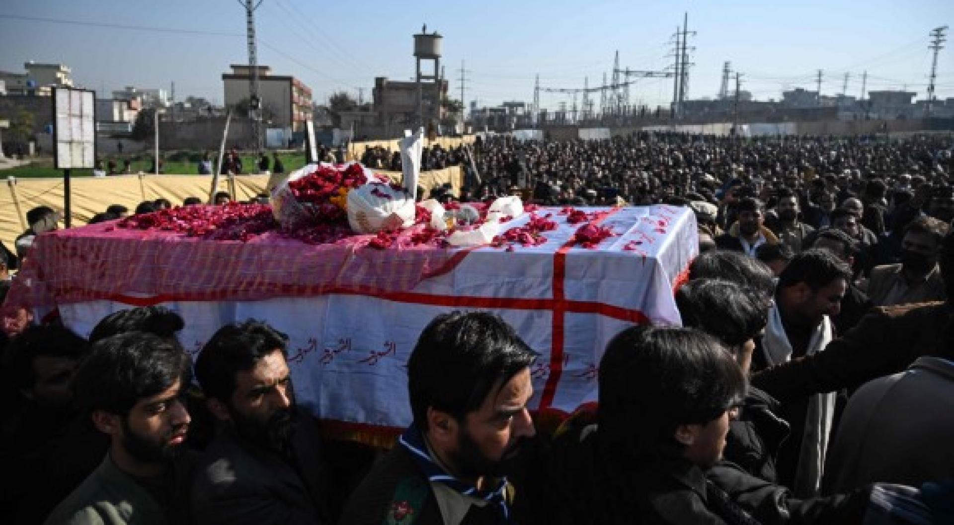 6日爆炸案的死亡人数上升至36人。图为遇难者葬礼。