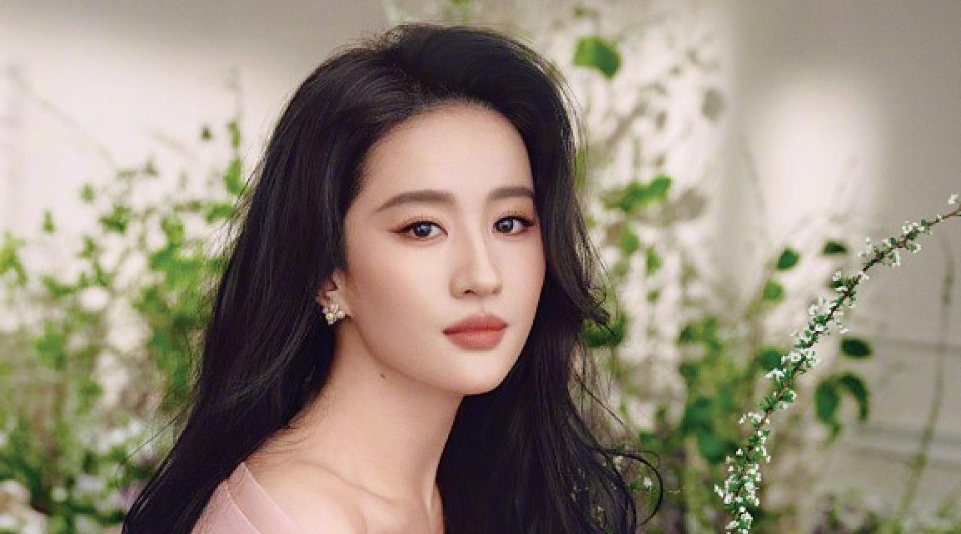 刘亦菲在拍完《玫瑰的故事》之后，已经超过2年没接新戏，但她手握数个高奢品牌代言，即便不拍戏也衣食无虞。