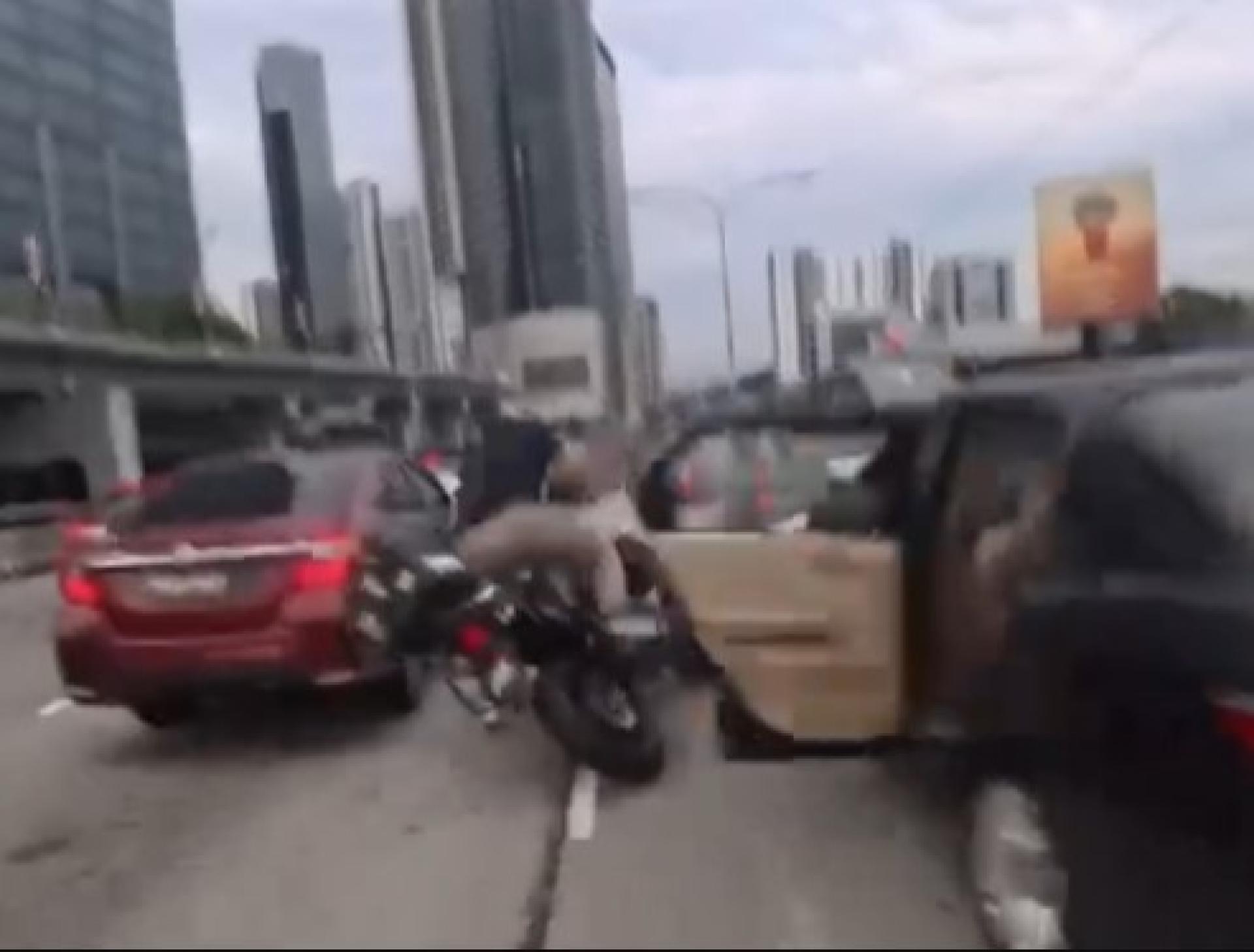 一名孩童疑在行驶途中自行开启车门，导致后方摩托车避让不及，发生碰撞，险象环生。