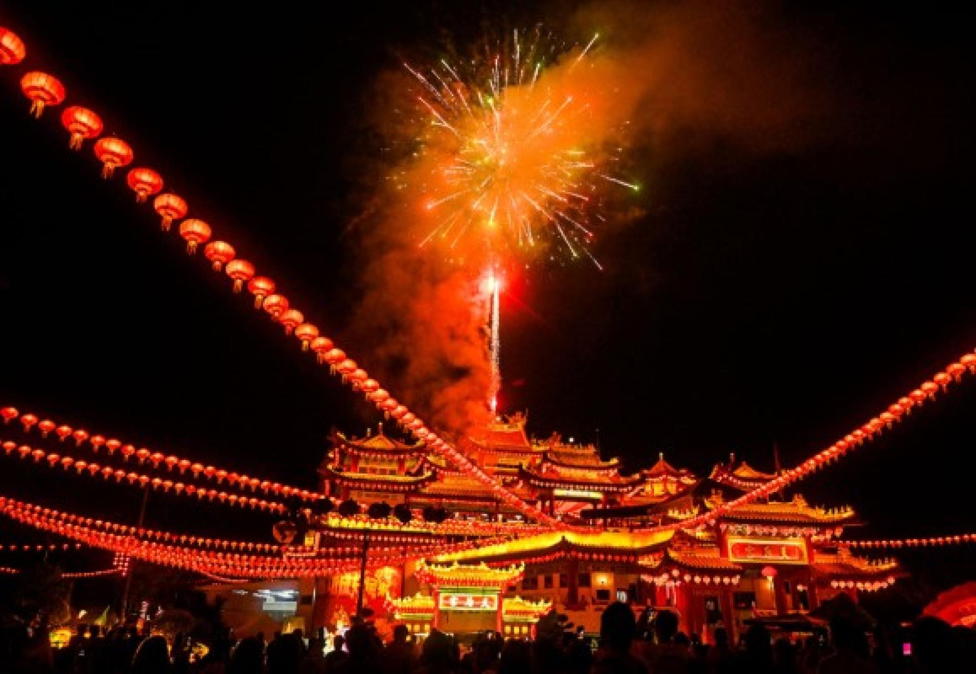 亮灯仪式上的壮观烟花秀，让璀璨的烟火，照亮天后宫的夜空。