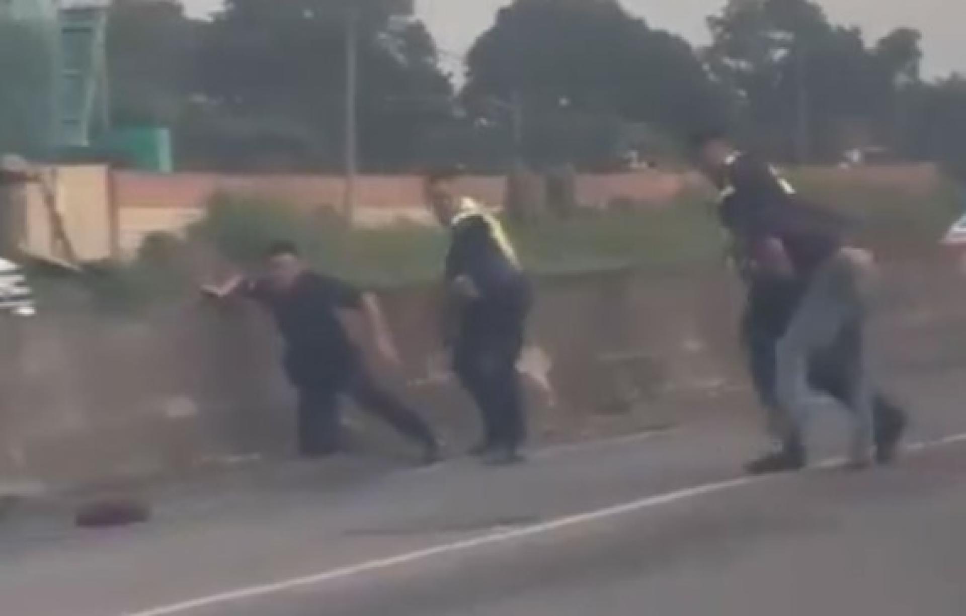 一名警员在冲突中遭嫌犯刺伤。