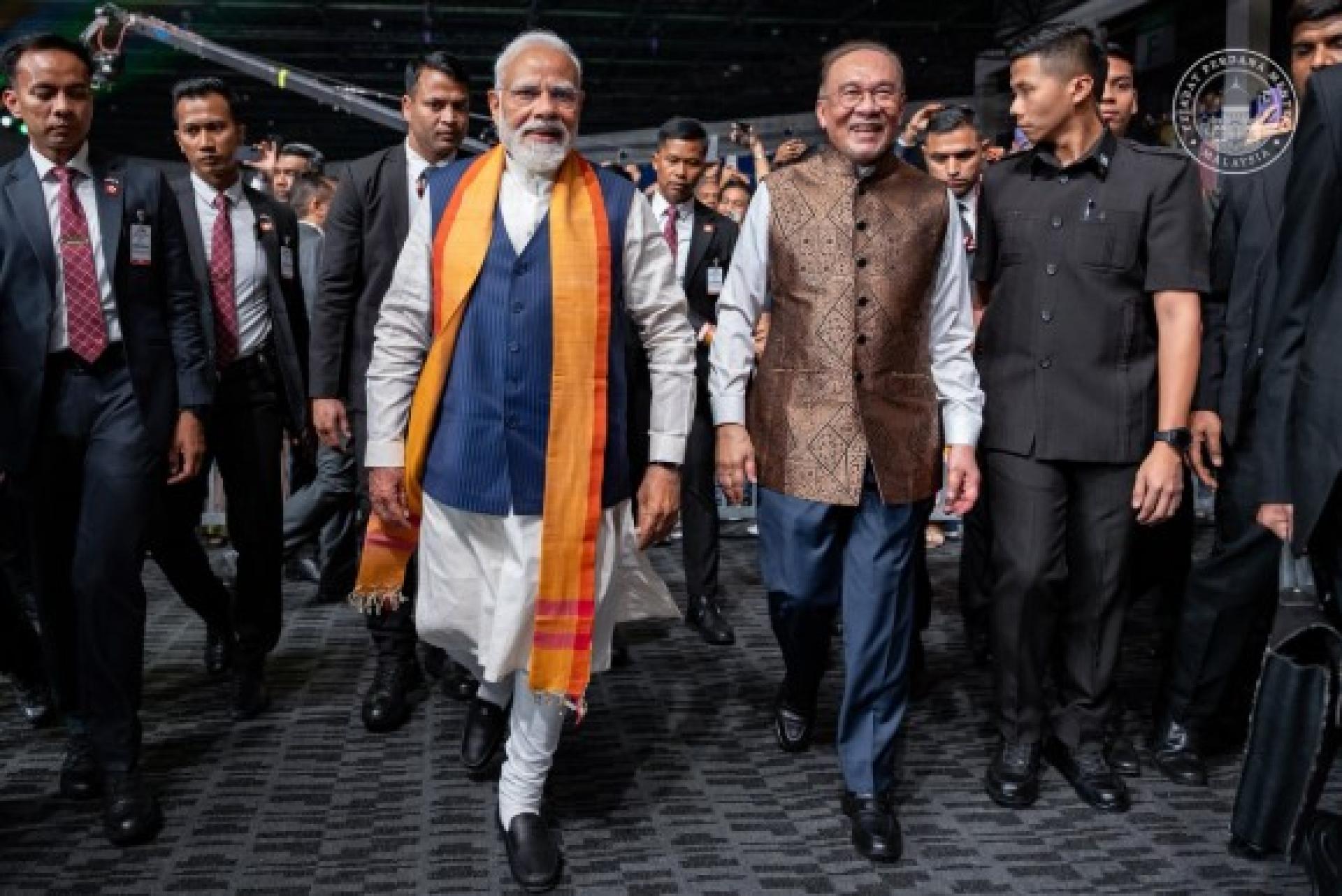 莫迪正在我国展开为期两天官访，他今早在布城首相署出席官方欢迎仪式。