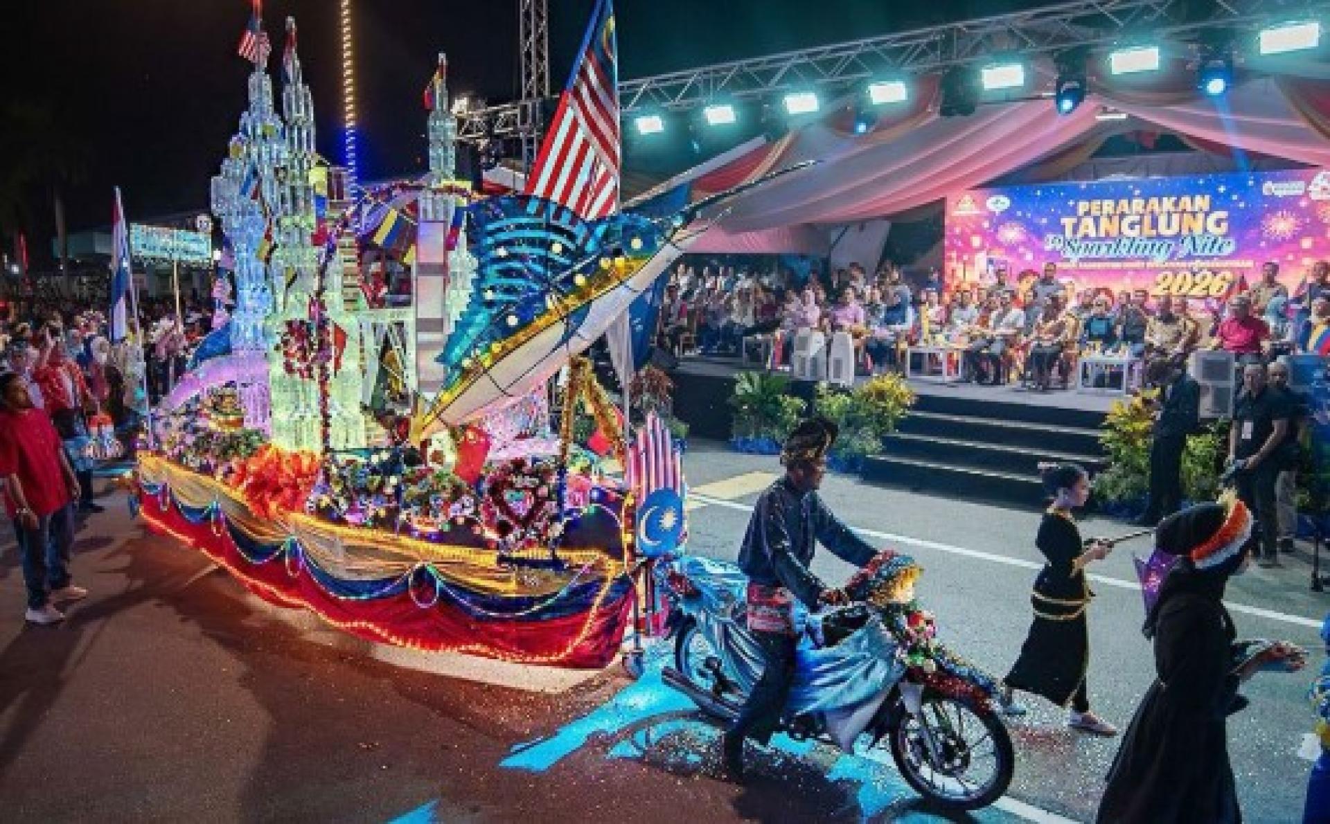 停办逾十年的纳闽灯笼游行周六晚在纳闽体育综合馆盛大举行。